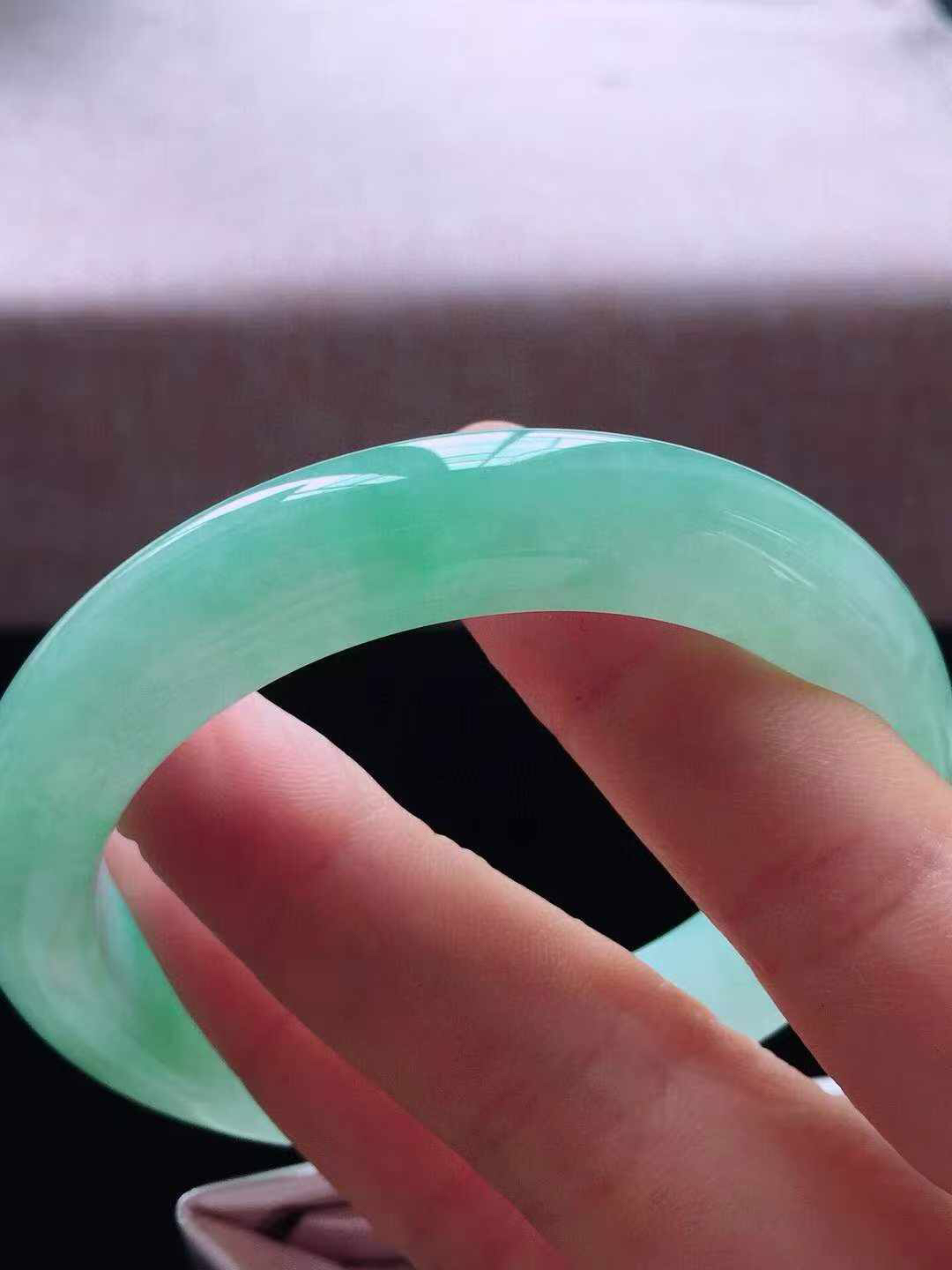 【翡翠名称】老坑种冰飘绿56.3正圈口手镯
【翡翠尺寸】56.3*11.5*9mm适合55-57.5正圈口佩戴
【翡翠描述】宝贝种老水足，玉质细腻，色泽靓丽，性价比高，佩戴效果好！
【其它赠送】权威证书/精美挂绳盒子/支持全国复检