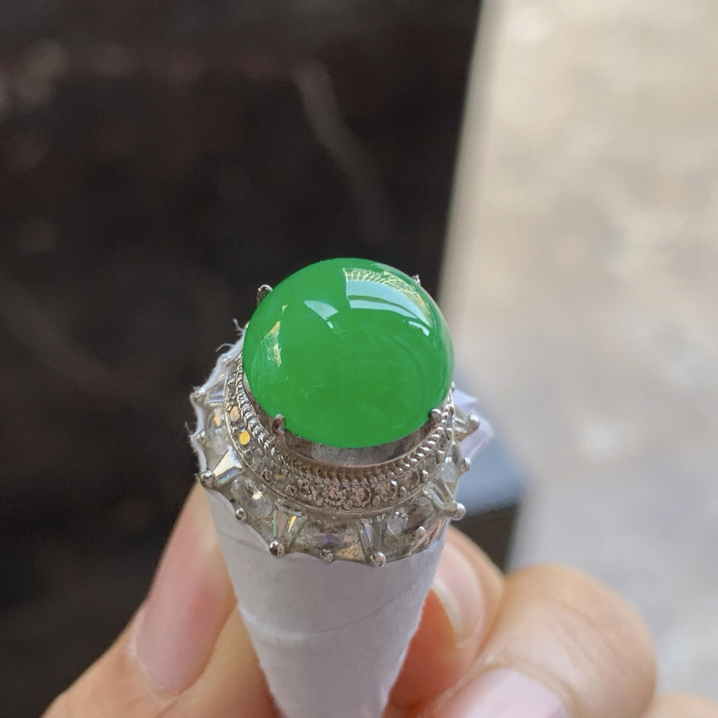 阳绿色戒面^_^鲜艳 玉质温润 饱满圆润
铜托