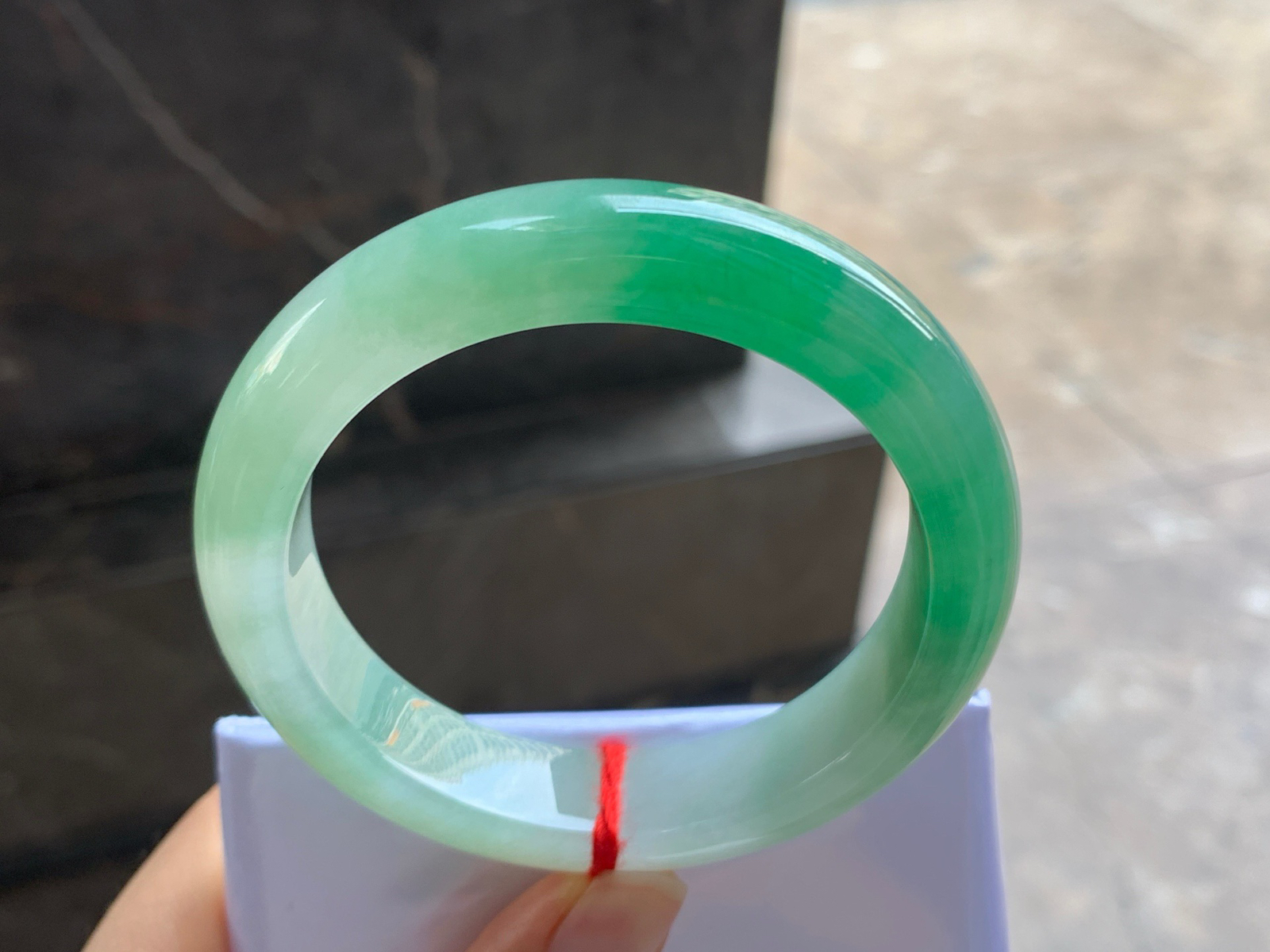 55-12.8-8.9

绿色手镯^_^鲜艳 玉质温润