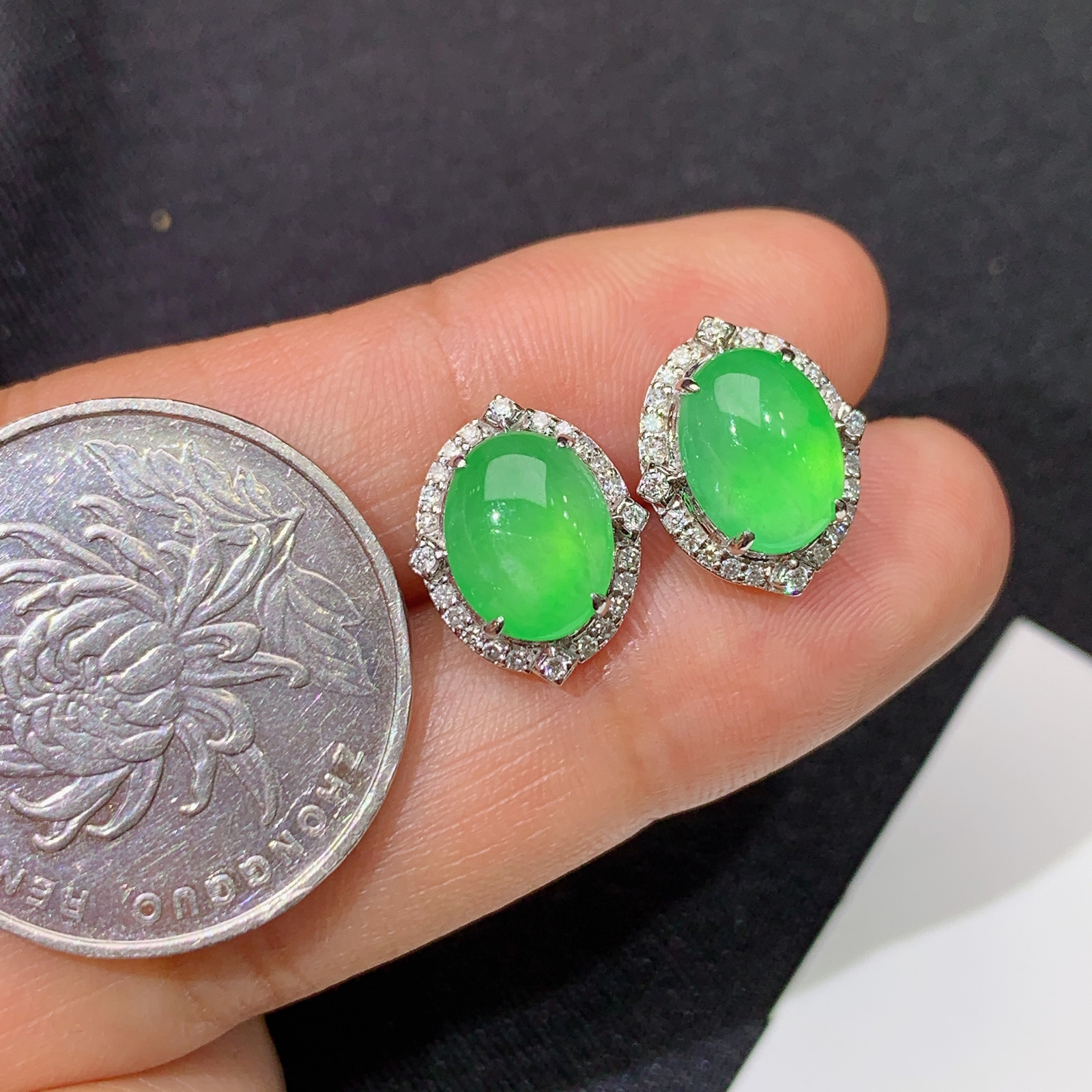 冰阳绿蛋面耳钉，18k金镶嵌，简约时尚，冰润色阳，种水足，Lp 尺寸9*6.8*3.2