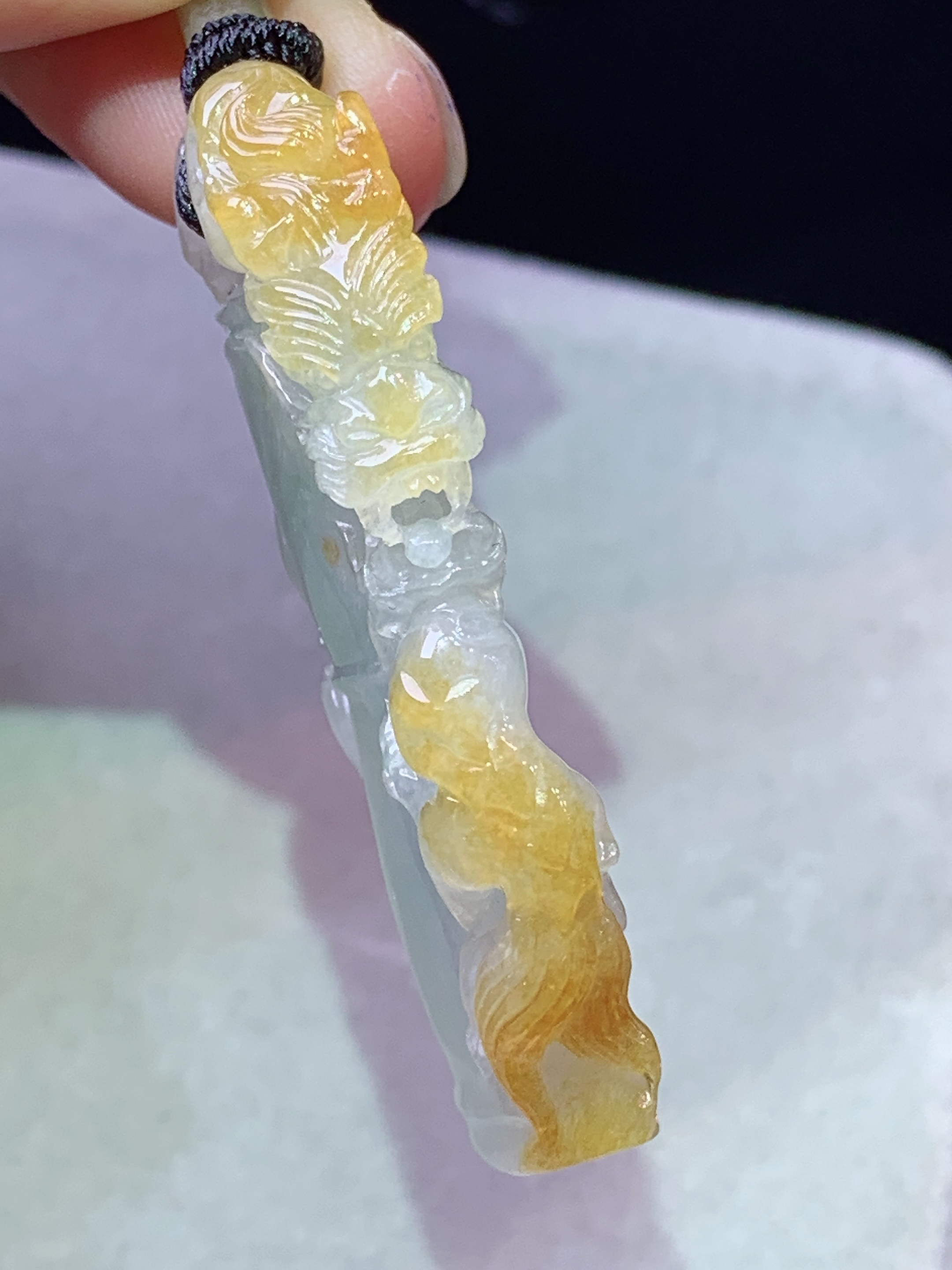 淡绿飘黄翡竹节吊坠 玉质细腻 色泽艳丽清新 水润亮眼 整体尺寸49.2*21.5*6.8L1