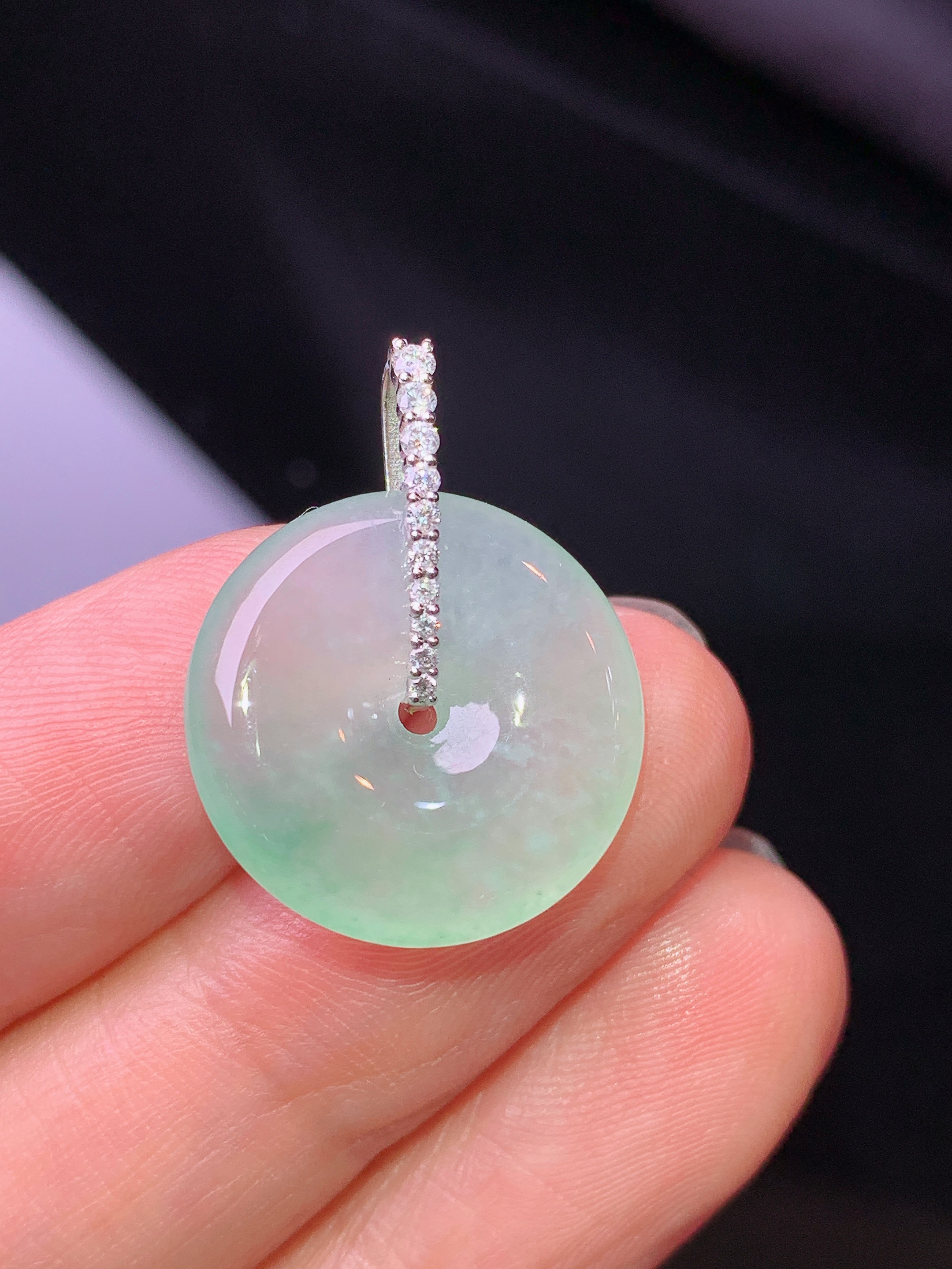 18k金钻镶嵌冰种平安扣吊坠 玉质细腻 色泽艳丽清新 水润亮眼 整体尺寸23.2*17.8*4b1