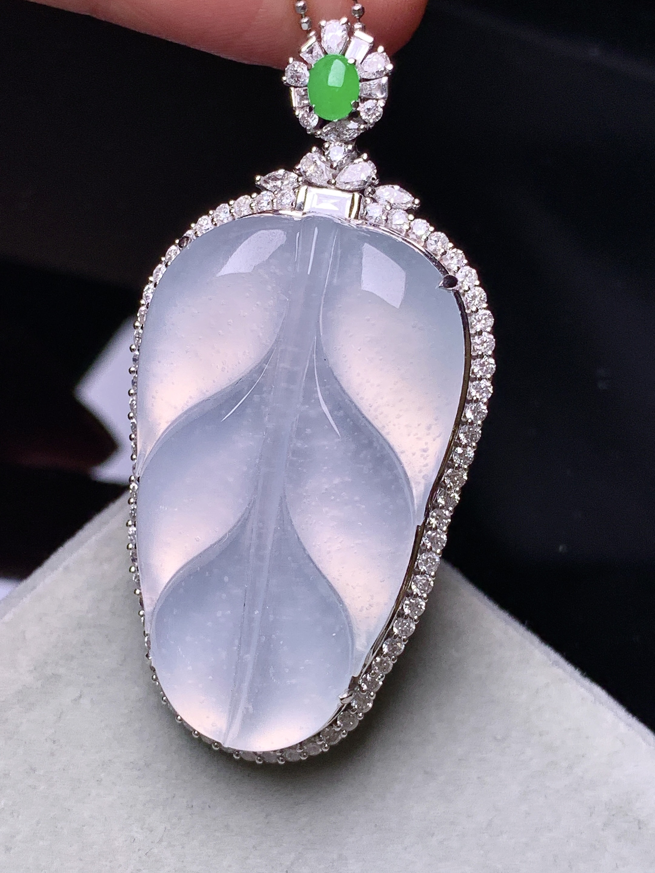 18k金钻镶嵌冰种树叶吊坠 玉质细腻 色泽艳丽清新 水润亮眼 整体尺寸52.5*26*10.8k1