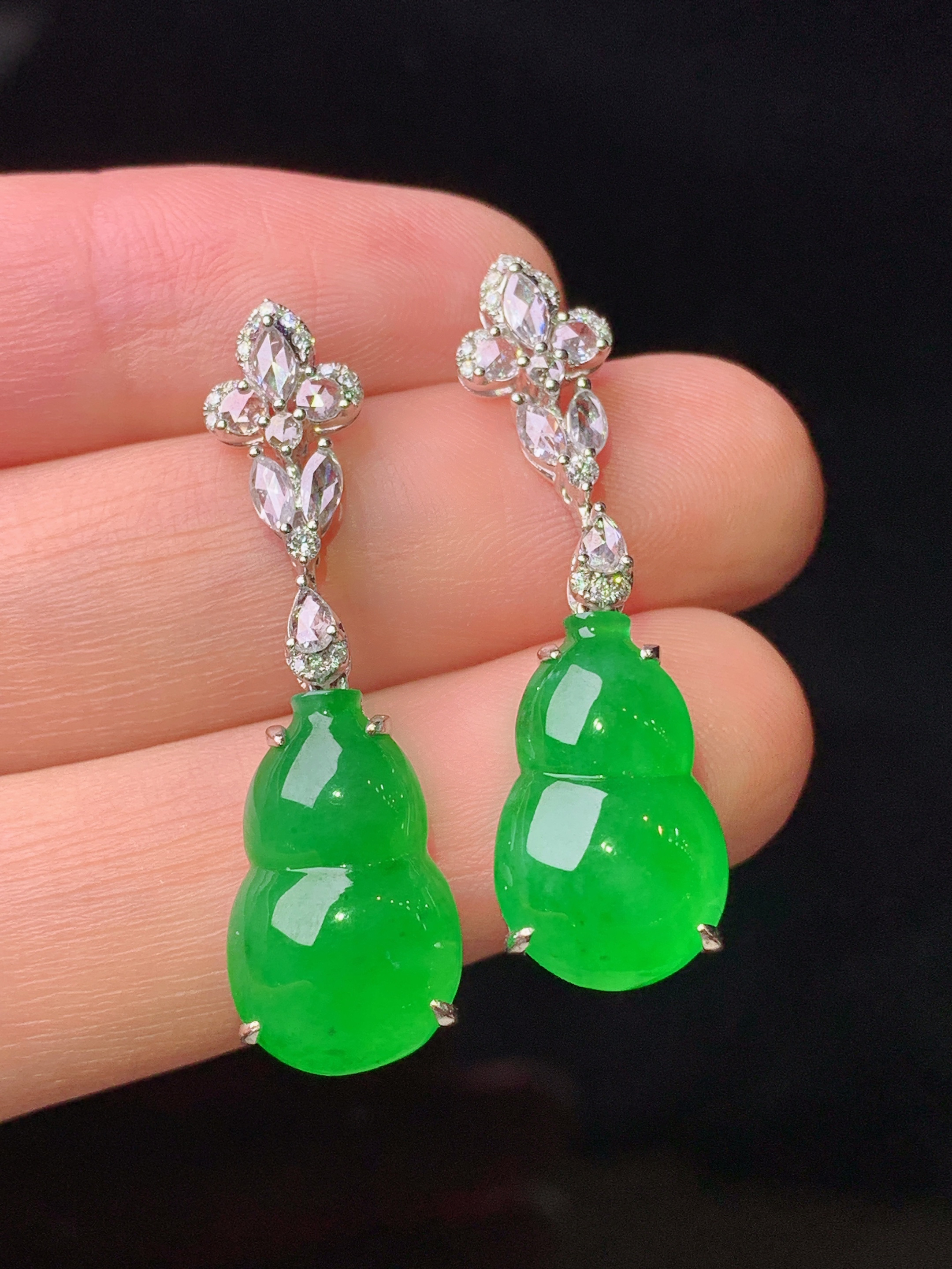 18k金钻镶嵌翠绿葫芦耳坠 玉质细腻 色泽艳丽清新 水润亮眼 整体尺寸34.5*10.2*7.5m5