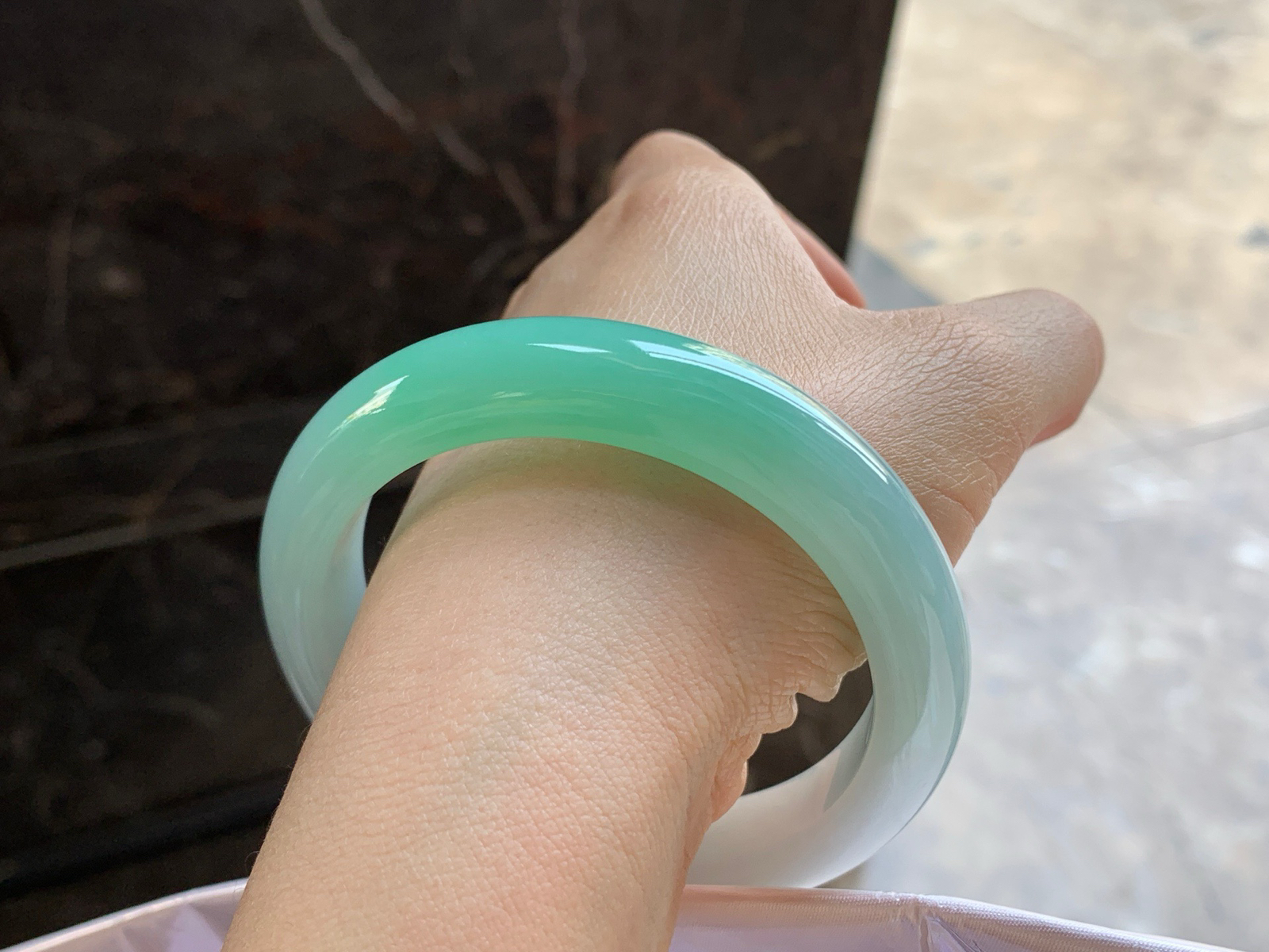 57-12.5-8.9

晴绿手镯^_^鲜艳 玉质温润