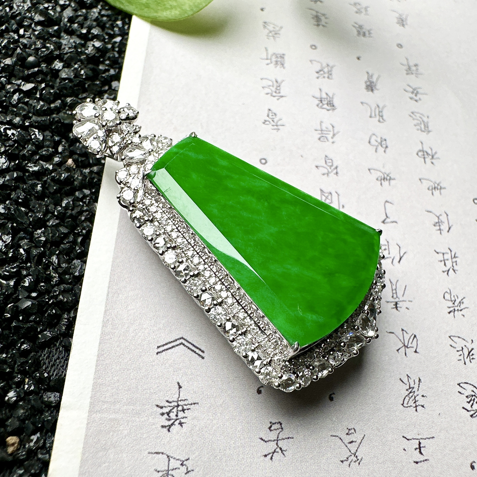 【冰种满绿无事牌】飘浓绿色泽，种水上乘，通透闪亮，晶莹剔透。18K金钻镶嵌，裸石尺寸24.2*16.8*2.5毫米。