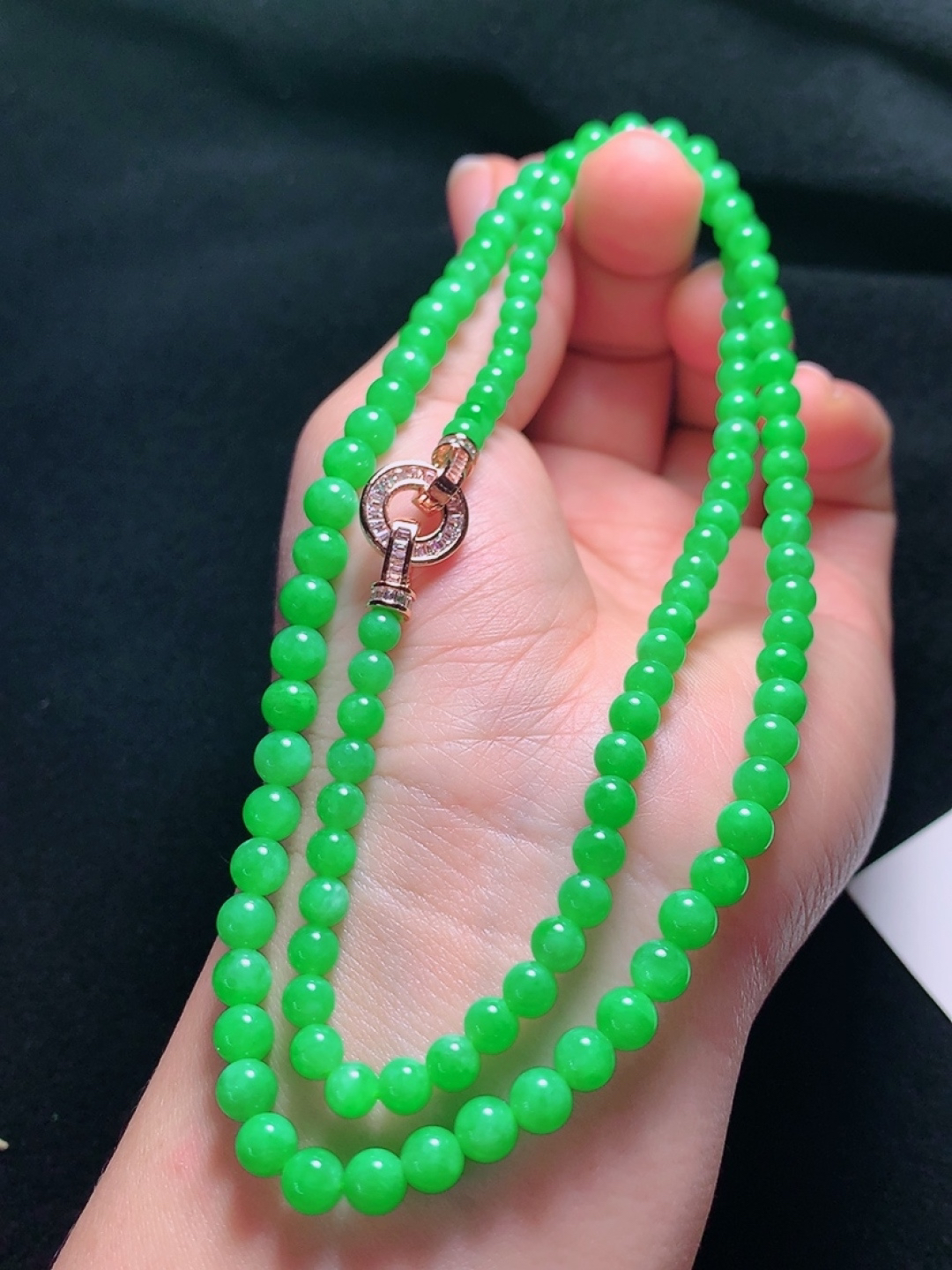 冰种阳绿珠链，种老水头好，又冰又润，饱满漂亮，卡：5.5mm116颗