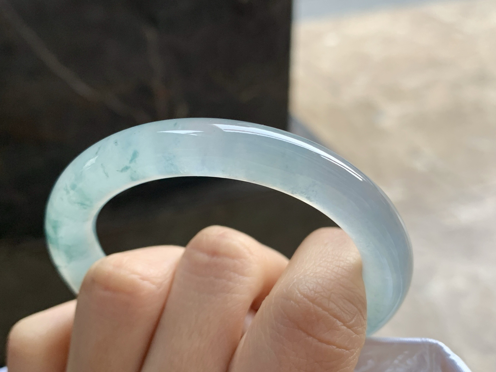 50.5-8.9

冰蓝花圆条手镯^_^冰透