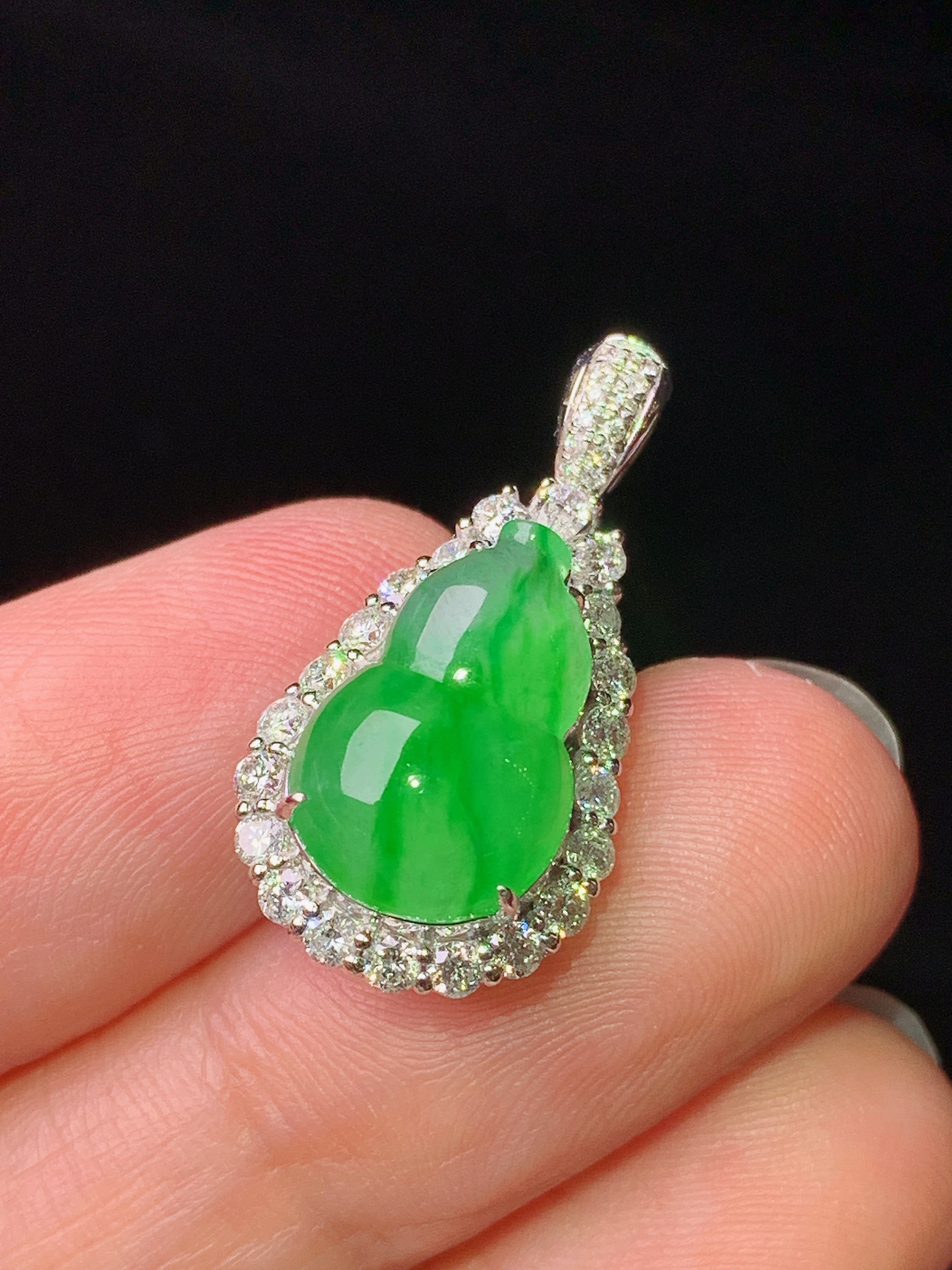 18k金钻镶嵌翠绿葫芦戒指吊坠两用款 玉质细腻 色泽艳丽清新 水润亮眼 圈口14.5 整体尺寸23.8*12.5*10.8m5