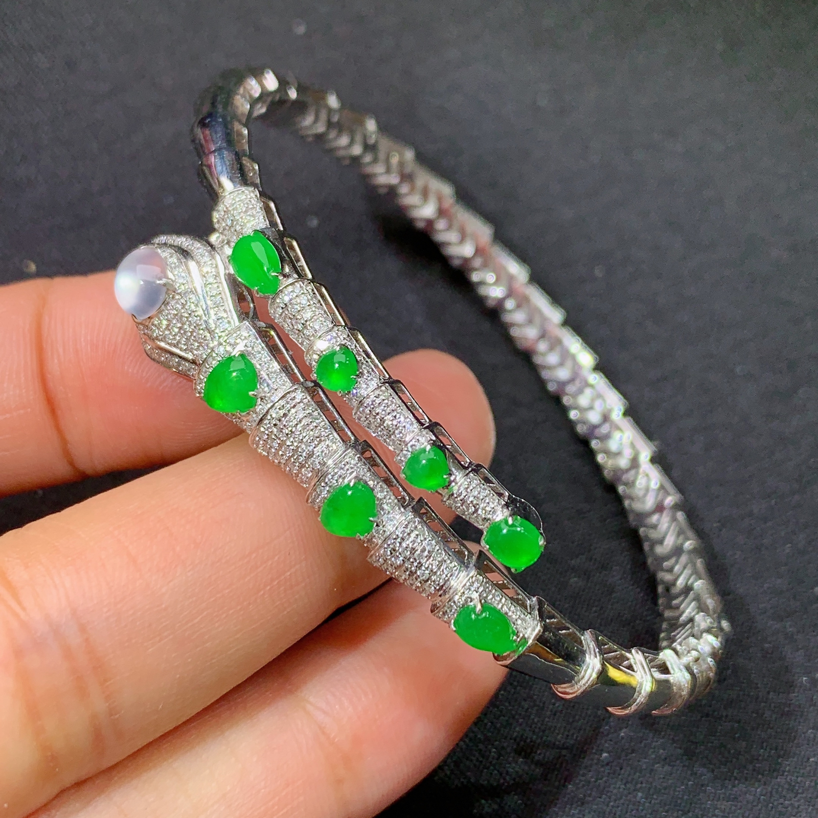 冰阳绿水滴手镯，18k金镶嵌，款式新颖，冰润色阳，种水足，Mi 圈口55.1 裸石4.6*4.3*2