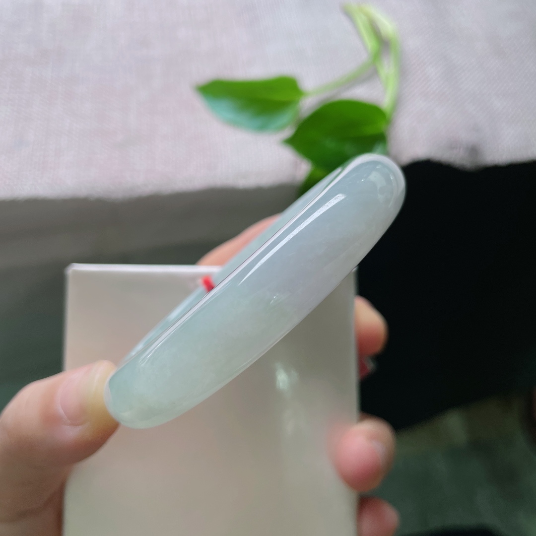 56.4/12.2/8.3，淡绿底正圈，种老水足，戴在腕上，连风的呼吸都变得更轻软了。，ss48123a