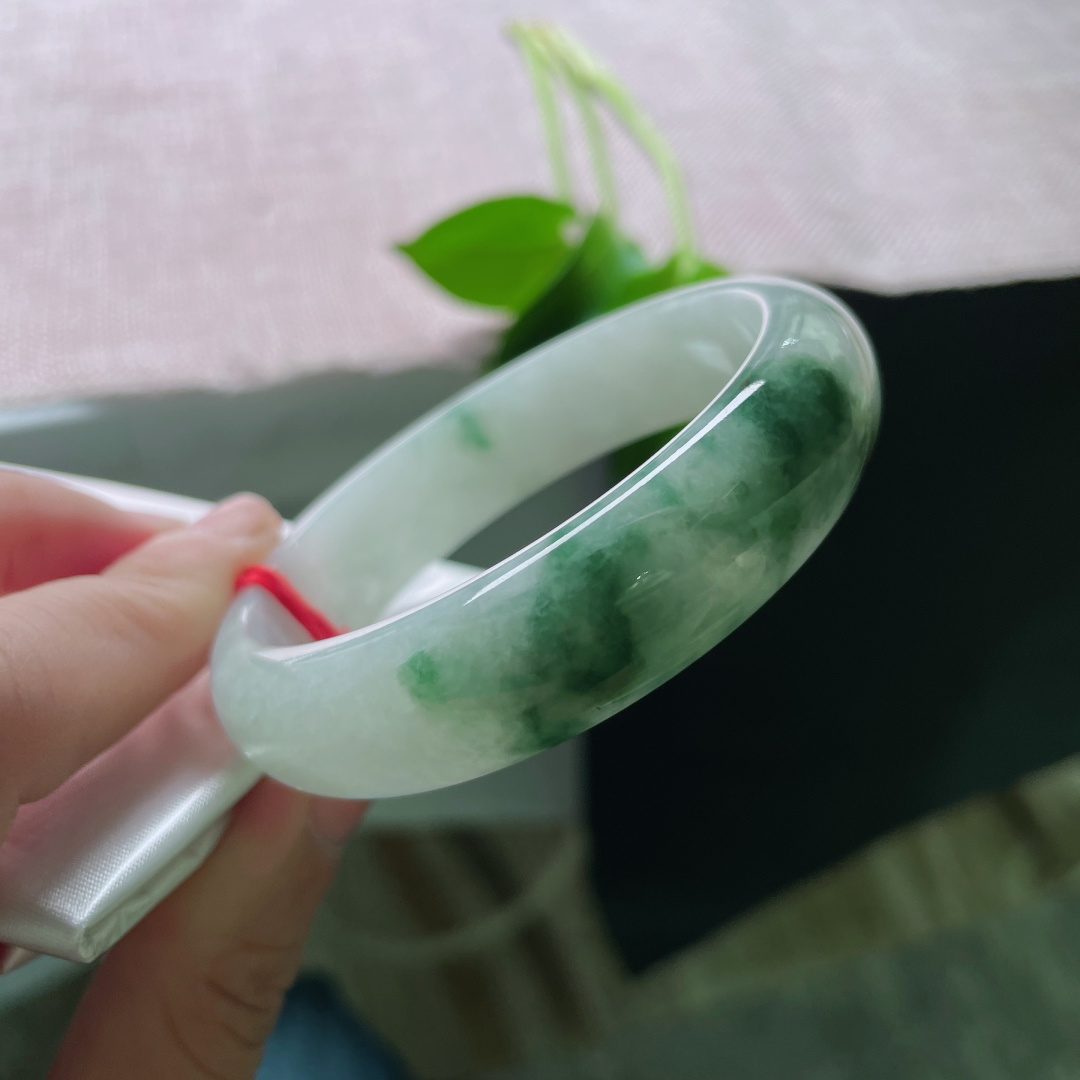 55.7/14.5/7.3，飘花正圈，宽版大气，玉润生花，腕间清风，低调却很有质感。棉线，ss49364a