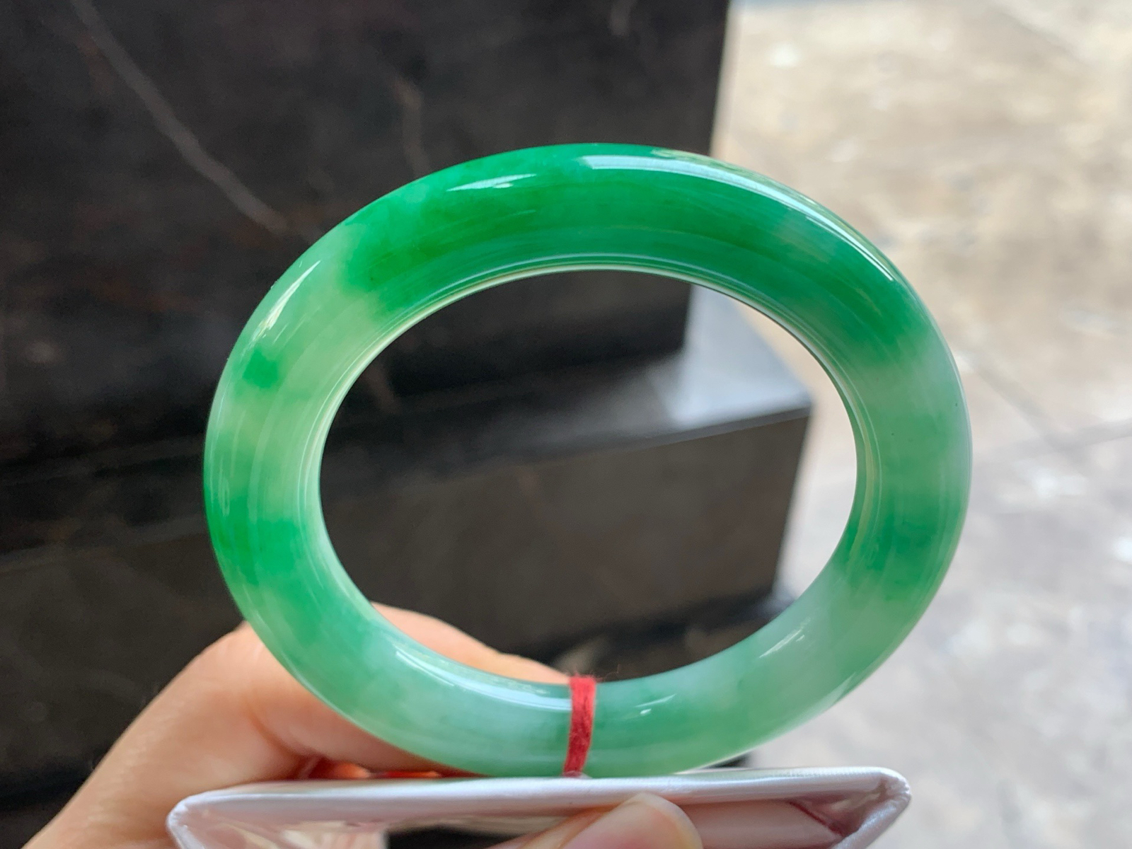 55-11

阳绿色圆条手镯^_^鲜艳