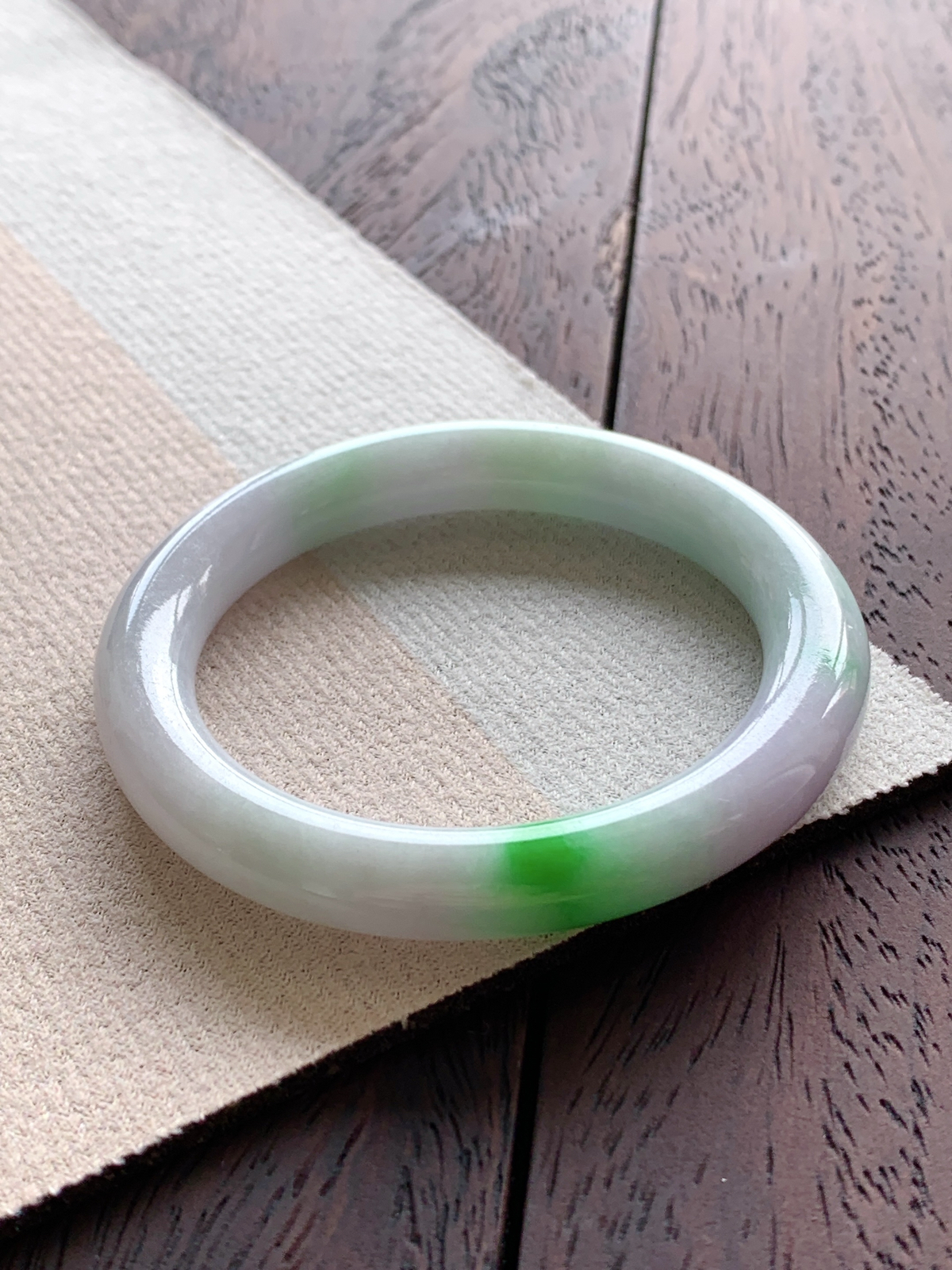 【手镯】🫧圆条 圈口53 54
【尺寸】52.4-8.8-9.3
【说明】白底青 飘绿花 冰飘花 小圈口 种老细腻 缅甸A货翡翠 无纹裂