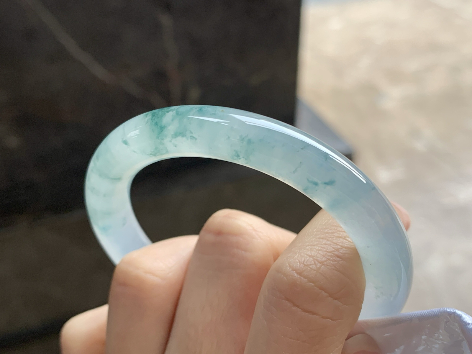 50.5-8.9

冰蓝花圆条手镯^_^冰透