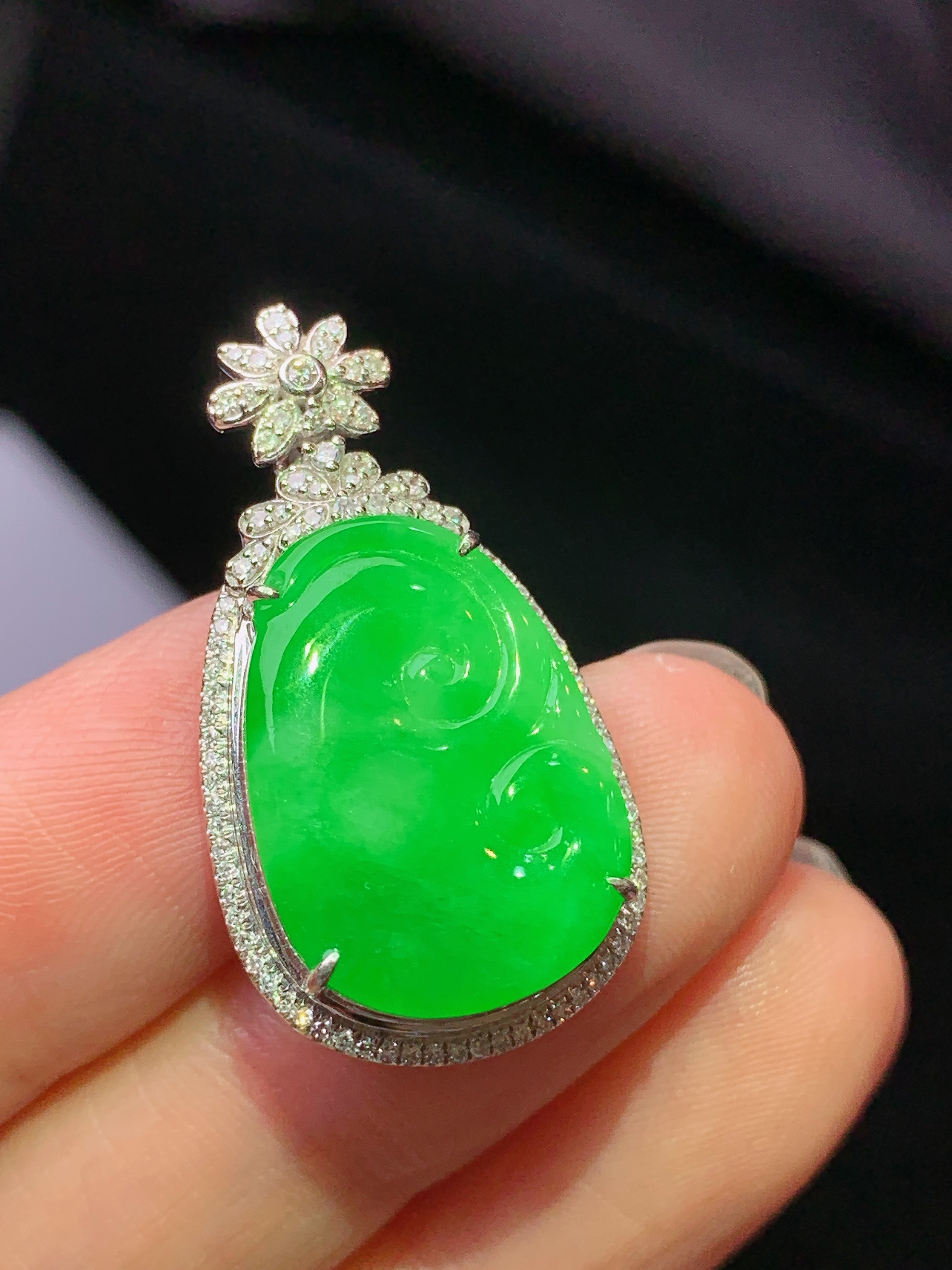 18k金钻镶嵌翠绿如意吊坠 玉质细腻 色泽艳丽清新 水润亮眼 整体尺寸29.5*16.2*6.2k1