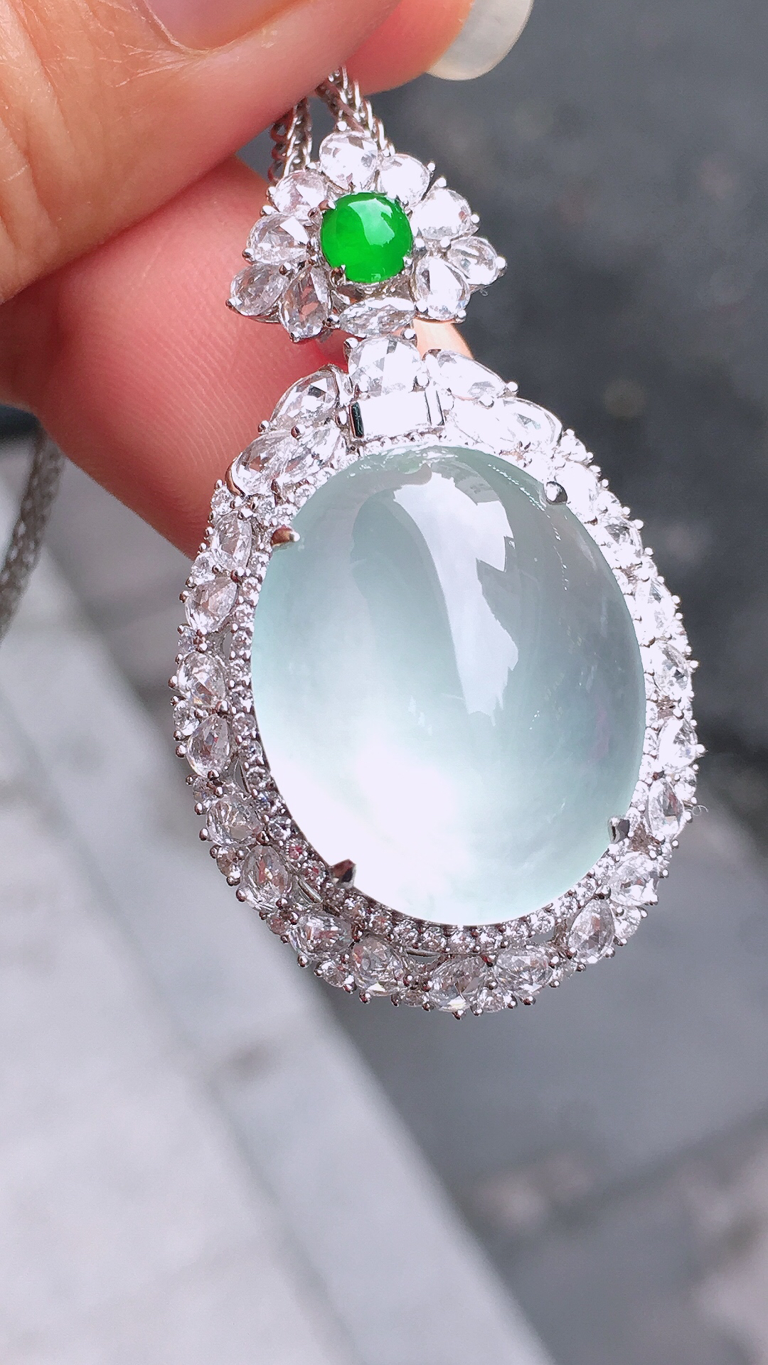 冰种蛋面吊坠，玉质细腻，荧光感超
强，饱满圆润，尽显优雅气质，18k
金豪华镶嵌