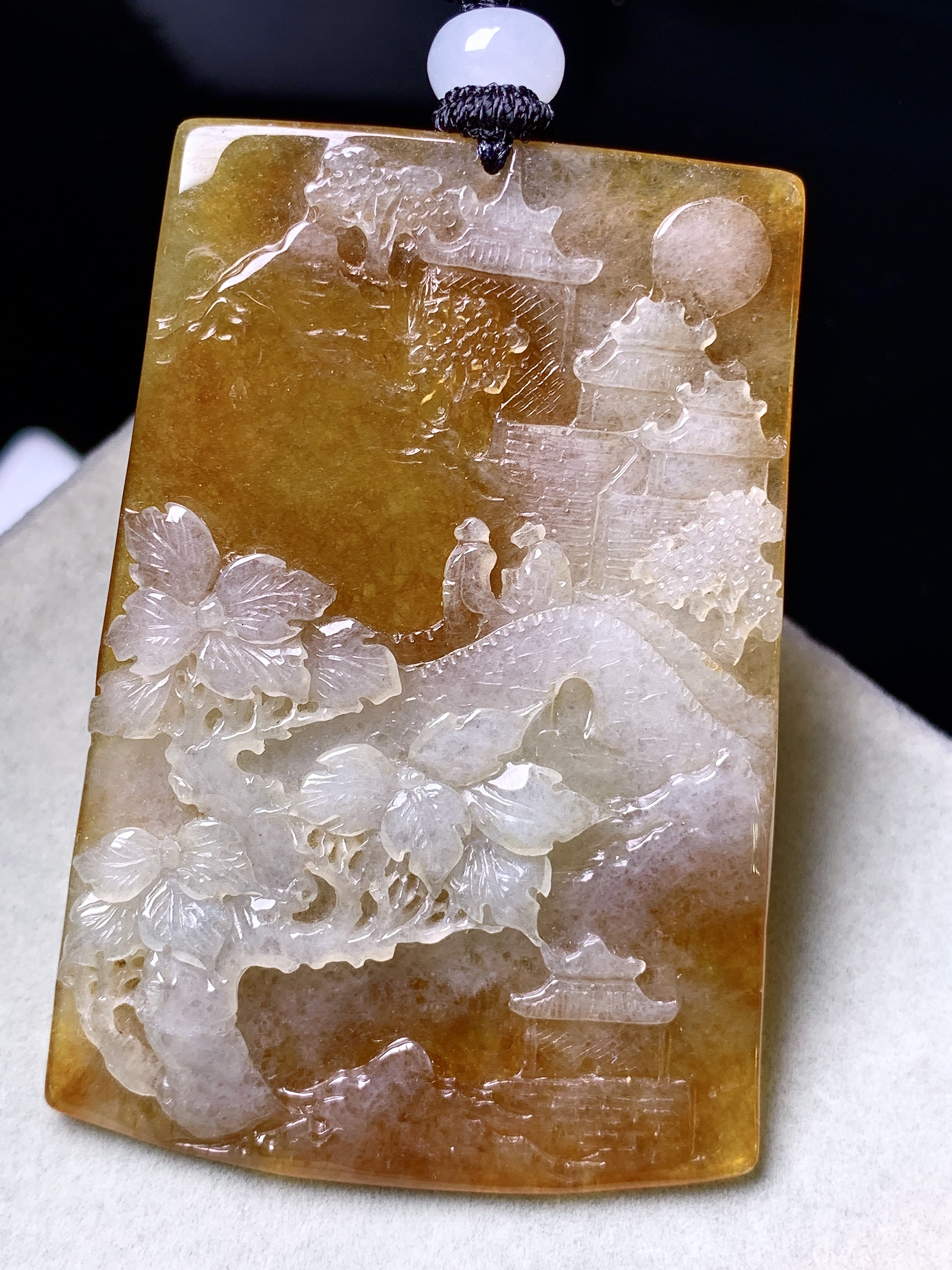 黄翡山水牌子吊坠 玉质细腻 色泽艳丽清新 水润亮眼 整体尺寸57.3*39.8*4.3L1