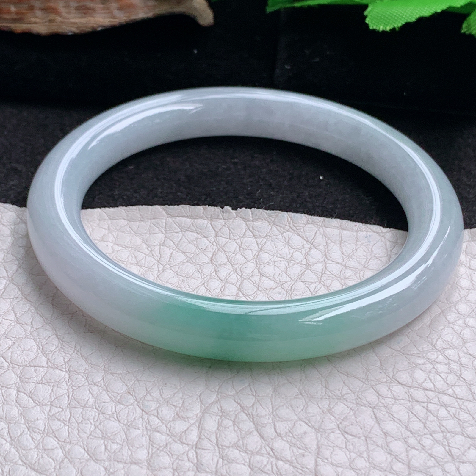 n实拍55*9美人镯 天然翡翠a货手镯水润飘花圆条正圈玉镯子