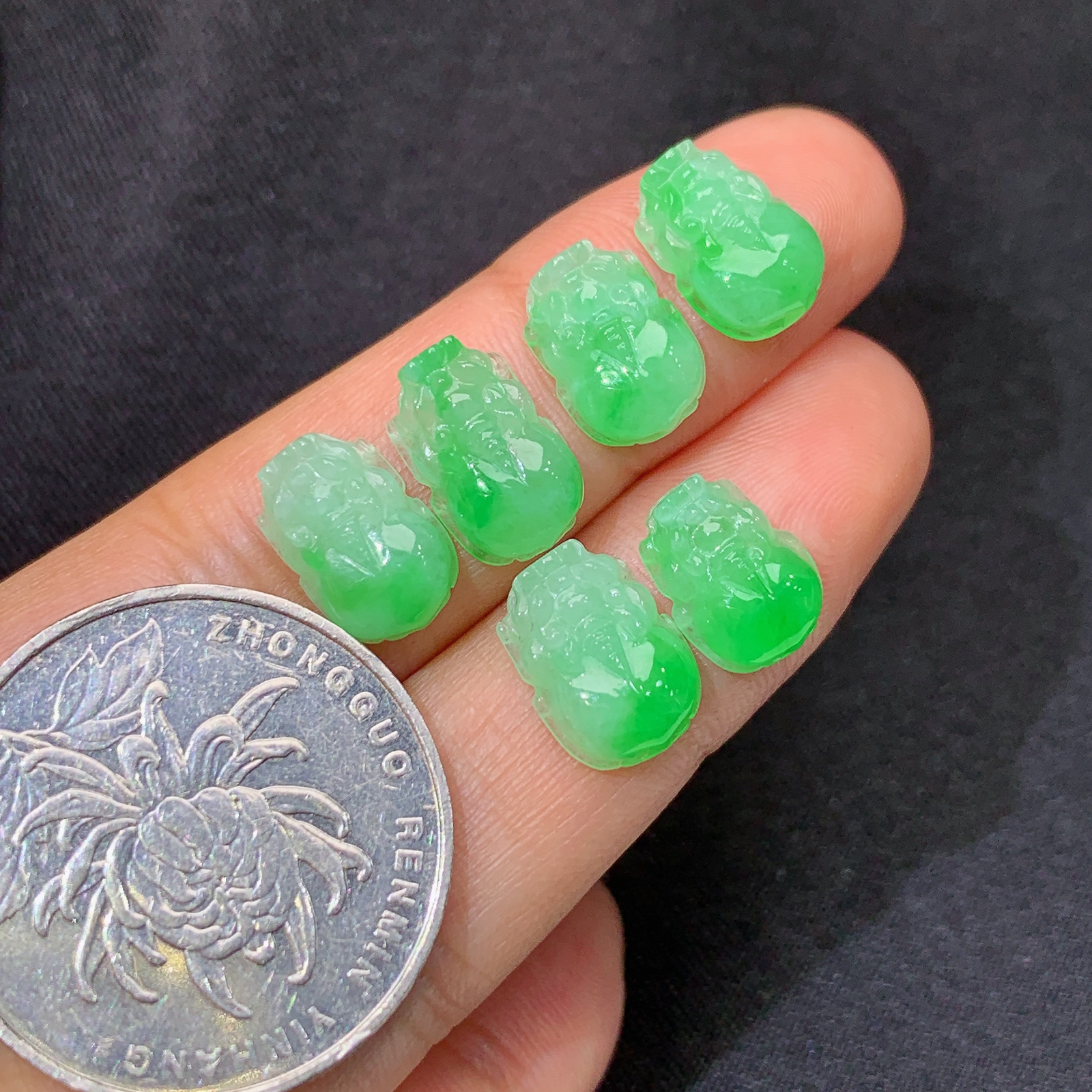 冰飘绿貔貅一手，镶嵌佳品，冰润细腻，种水足 Ht 尺寸10.3*7.2*3