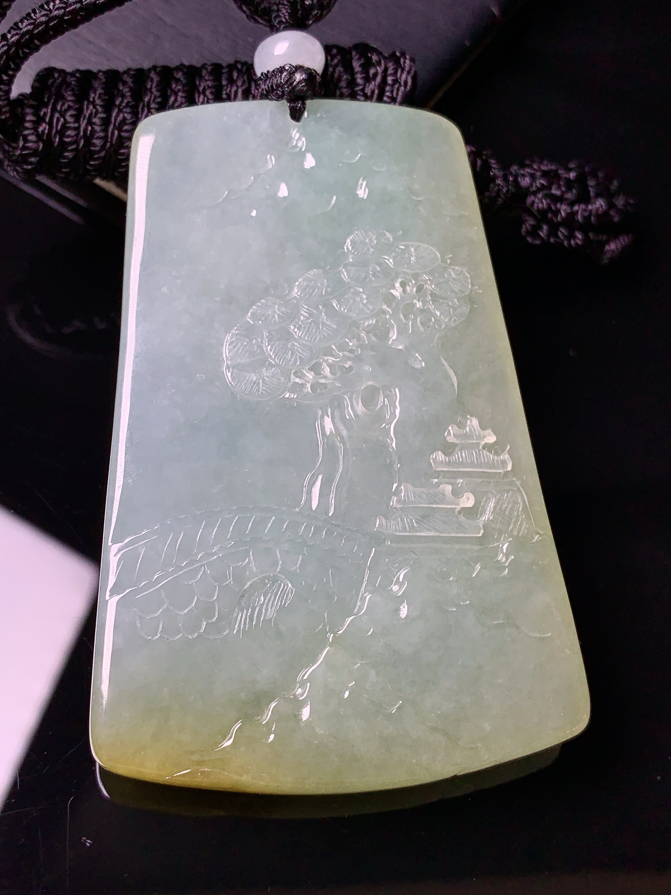 淡黄翡山水牌子吊坠 玉质细腻 色泽艳丽清新 水润亮眼 整体尺寸63.8*42.8*7.3L1