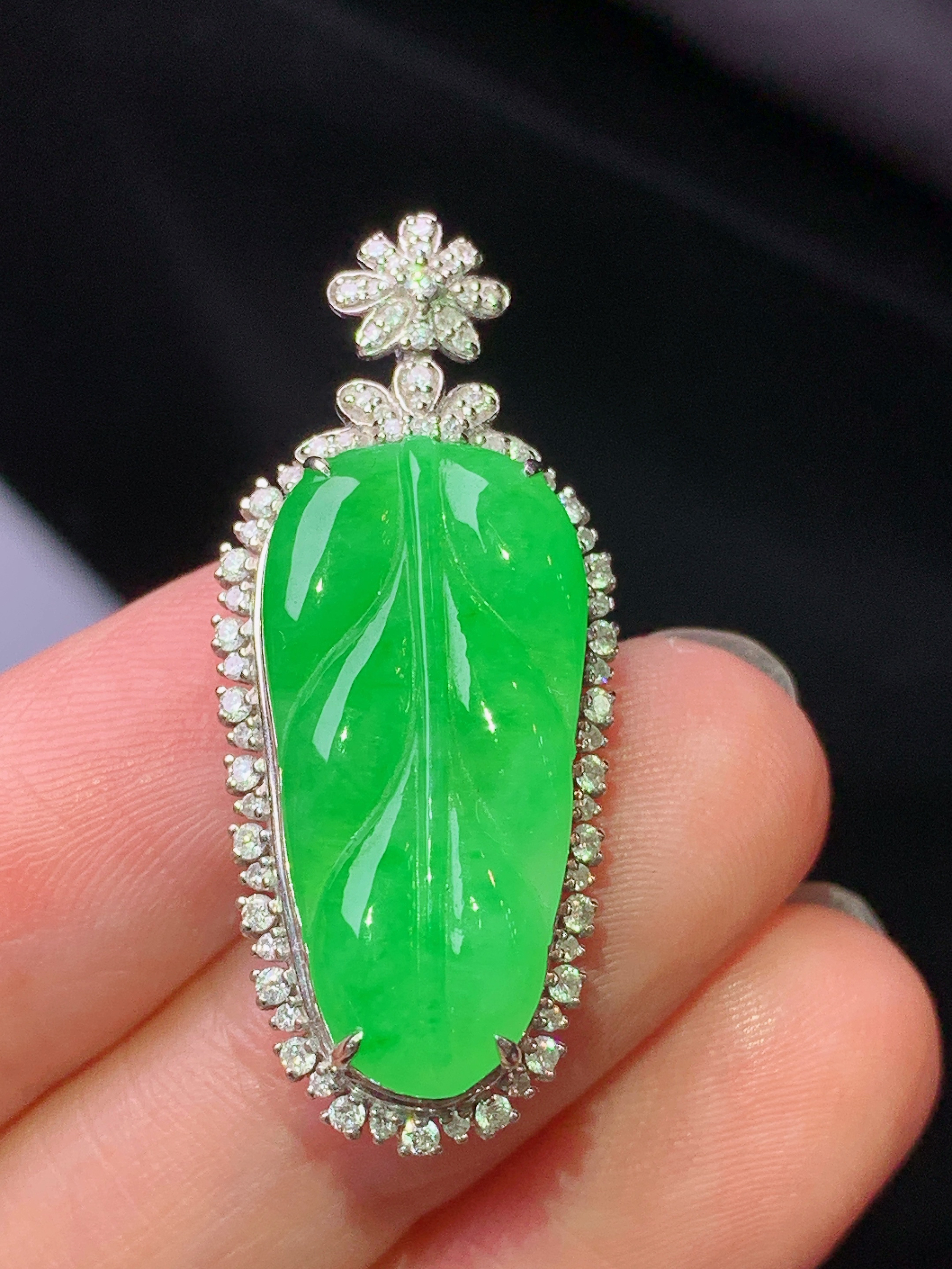 18k金钻镶嵌满绿树叶吊坠 玉质细腻 色泽艳丽清新 水润亮眼 整体尺寸34.6*14.6*8.8k1