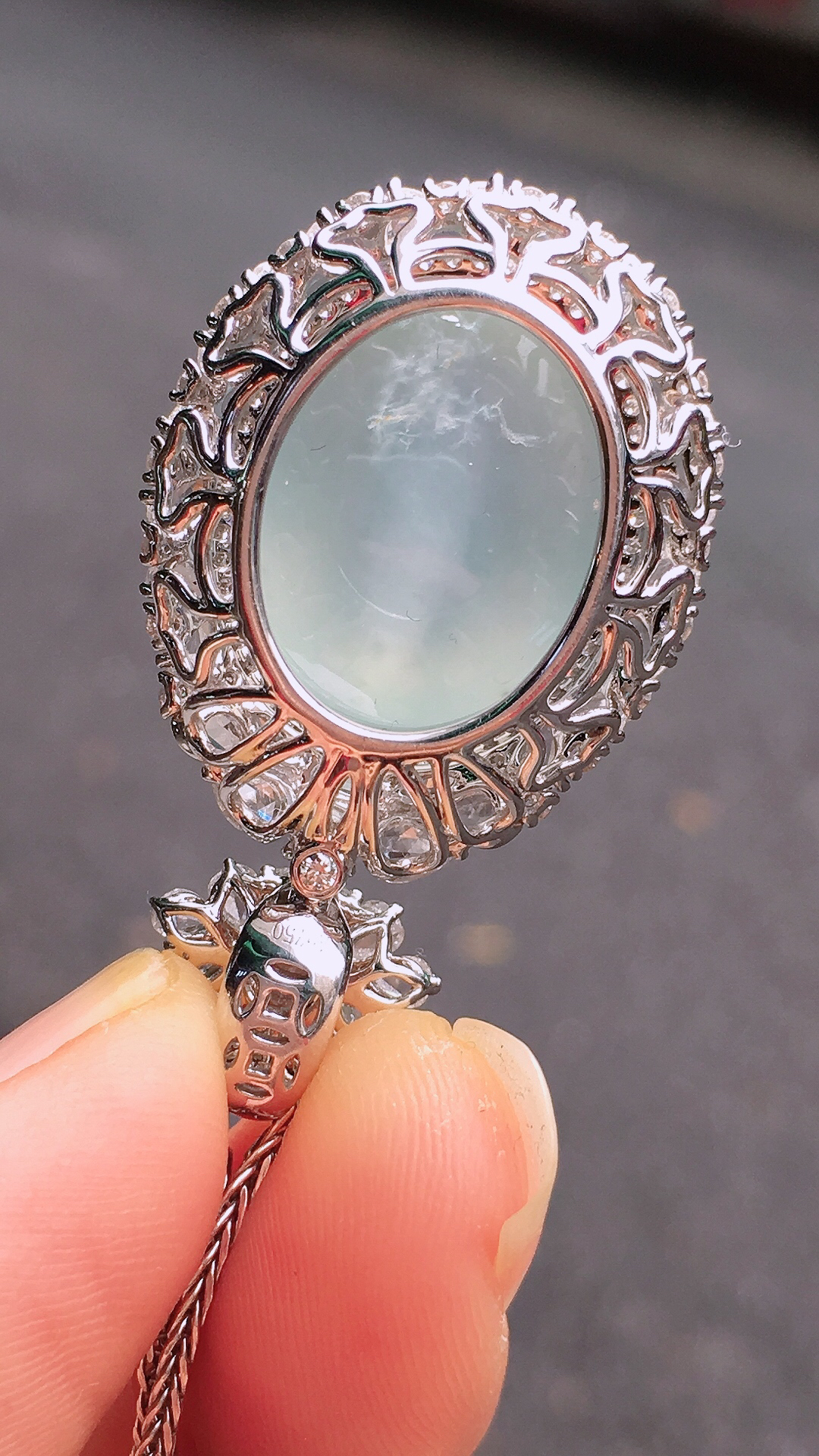 冰种蛋面吊坠，玉质细腻，荧光感超
强，饱满圆润，尽显优雅气质，18k
金豪华镶嵌