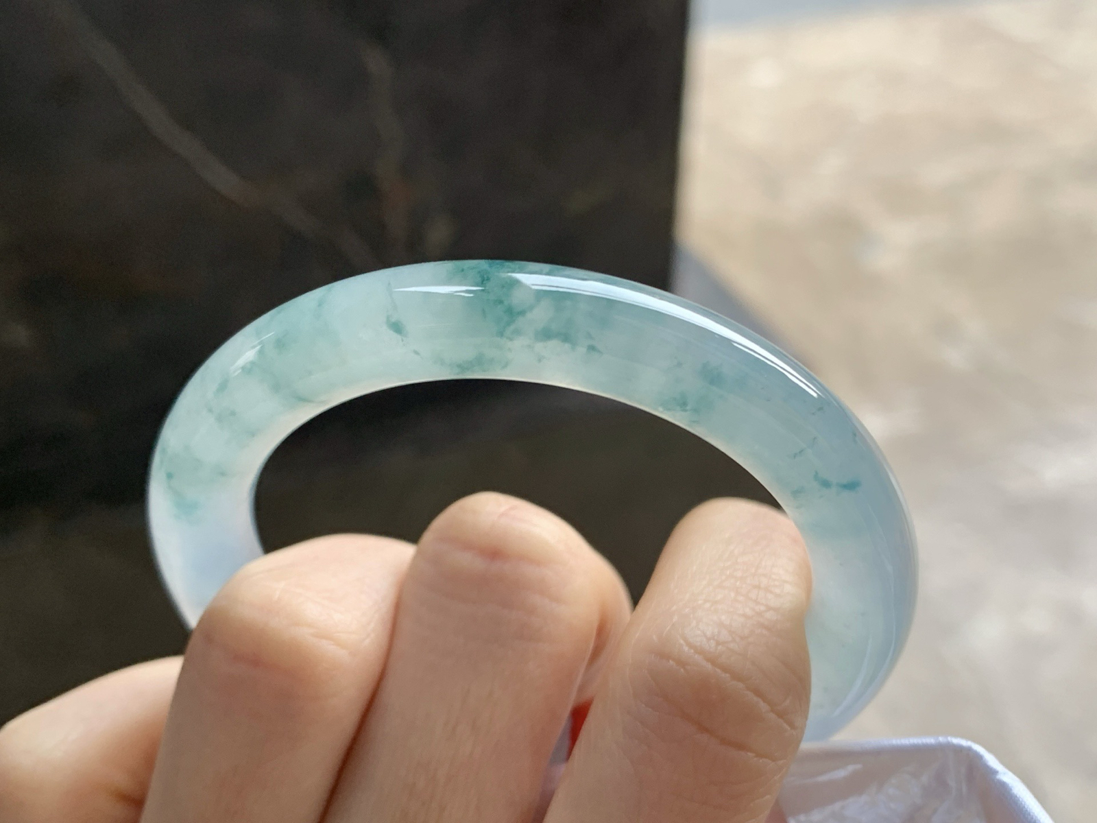 50.5-8.9

冰蓝花圆条手镯^_^冰透