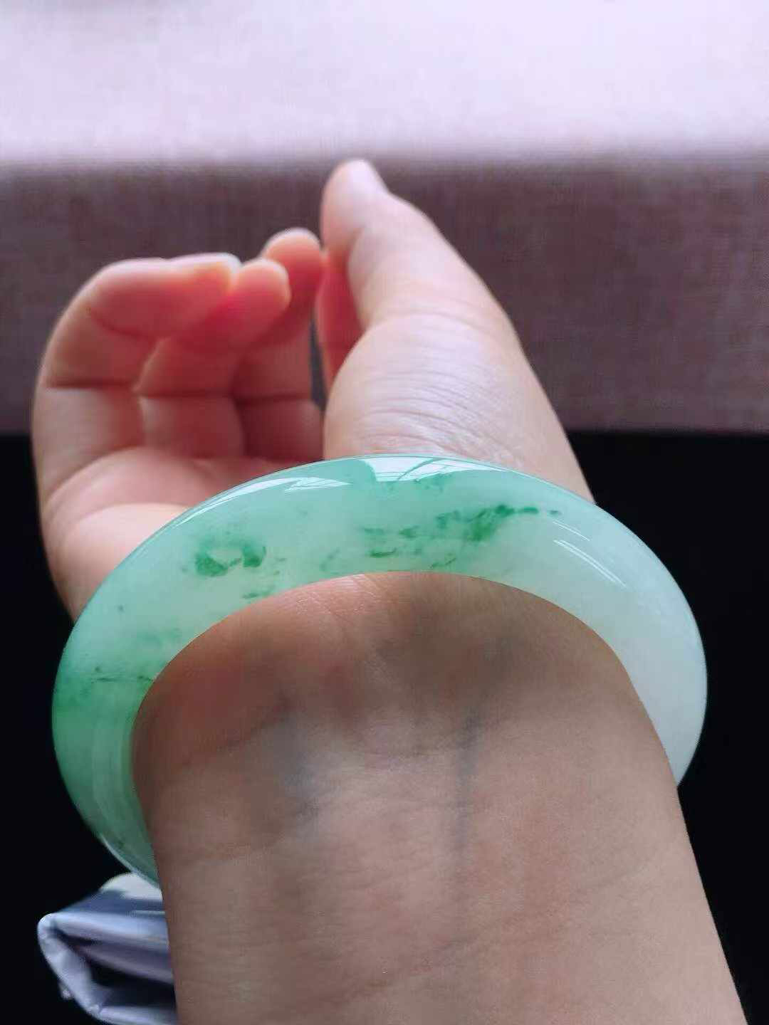 【翡翠名称】老坑种冰飘花55正圈口手镯
【翡翠尺寸】55*12*8.8mm适合54-56正圈口佩戴
【翡翠描述】宝贝种老水足，玉质细腻，色泽靓丽，性价比高，佩戴效果好！
【其它赠送】权威证书/精美挂绳盒子/支持全国复检