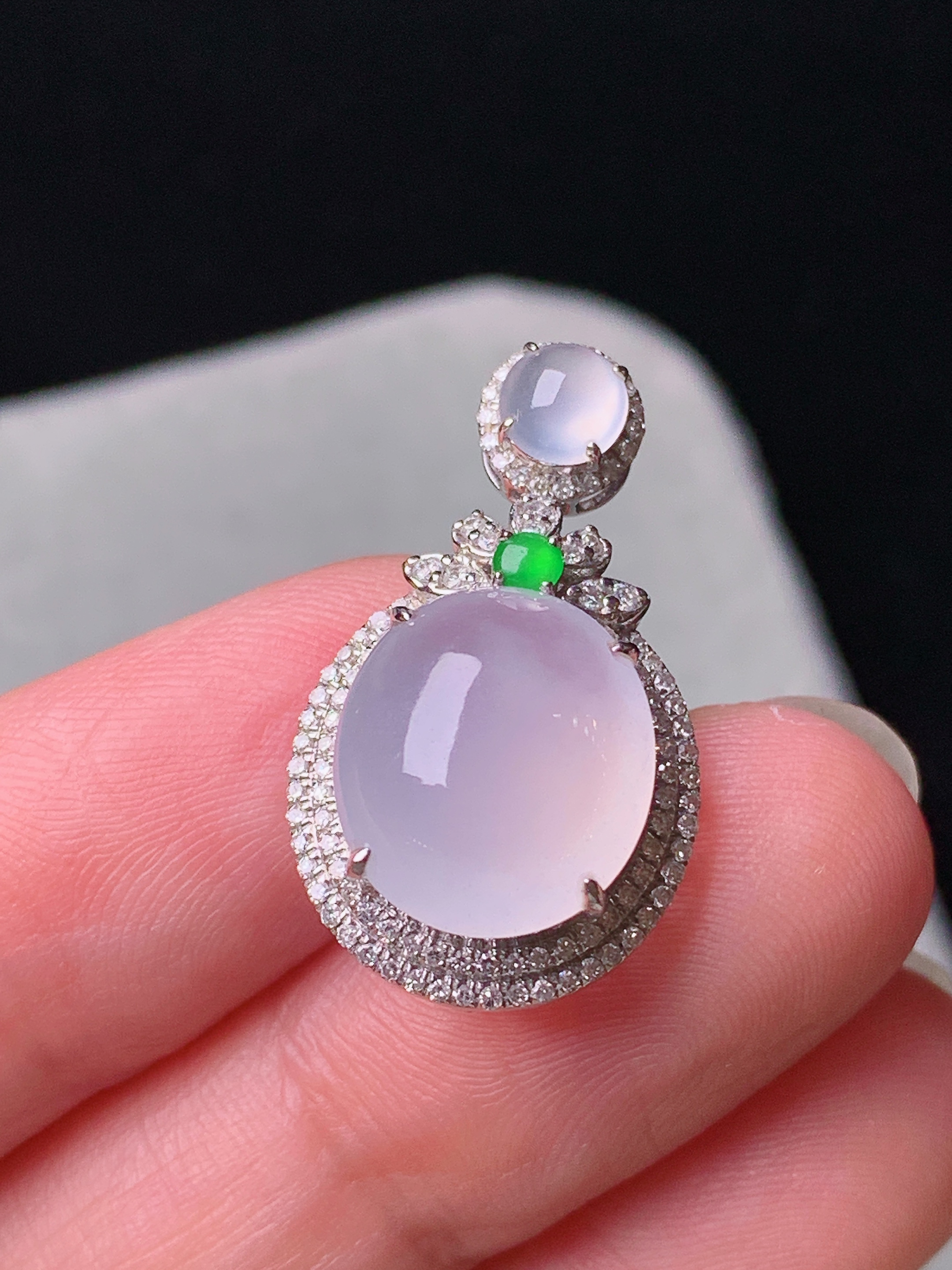 18k金钻镶嵌冰种蛋面吊坠 玉质细腻 色泽艳丽清新 水润亮眼 整体尺寸25*14.5*10t5