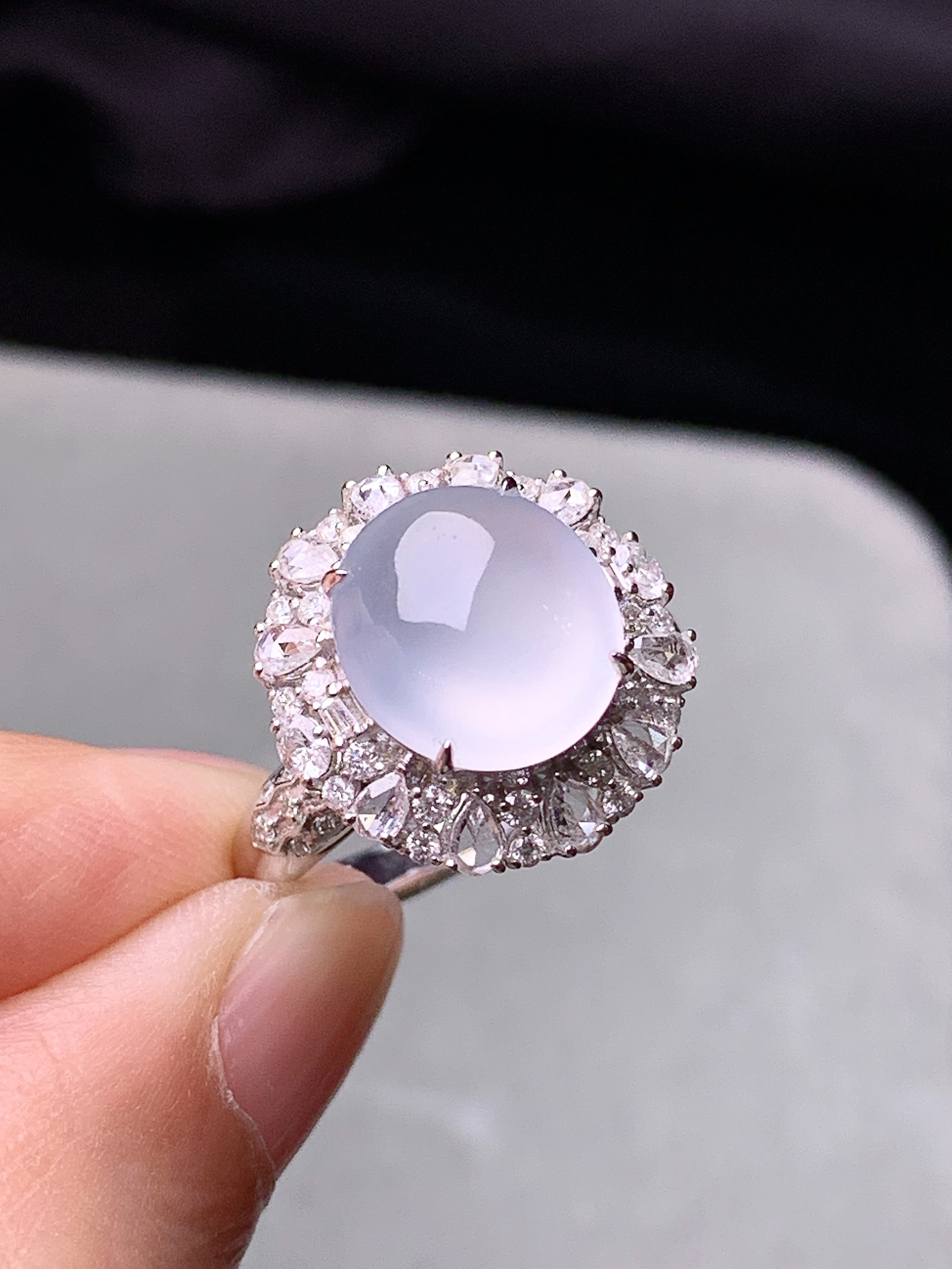 18k金钻镶嵌冰种蛋面戒指 玉质细腻 色泽艳丽清新 水润亮眼 圈口14.5 整体尺寸15.8*15*