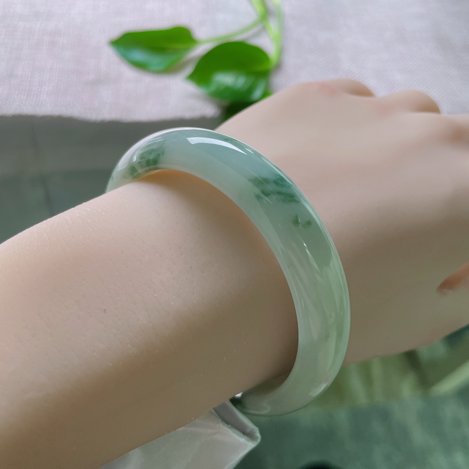 54/12.1/7，飘花正圈，水润细腻，花影摇曳生姿，佩戴经典，竖纹，