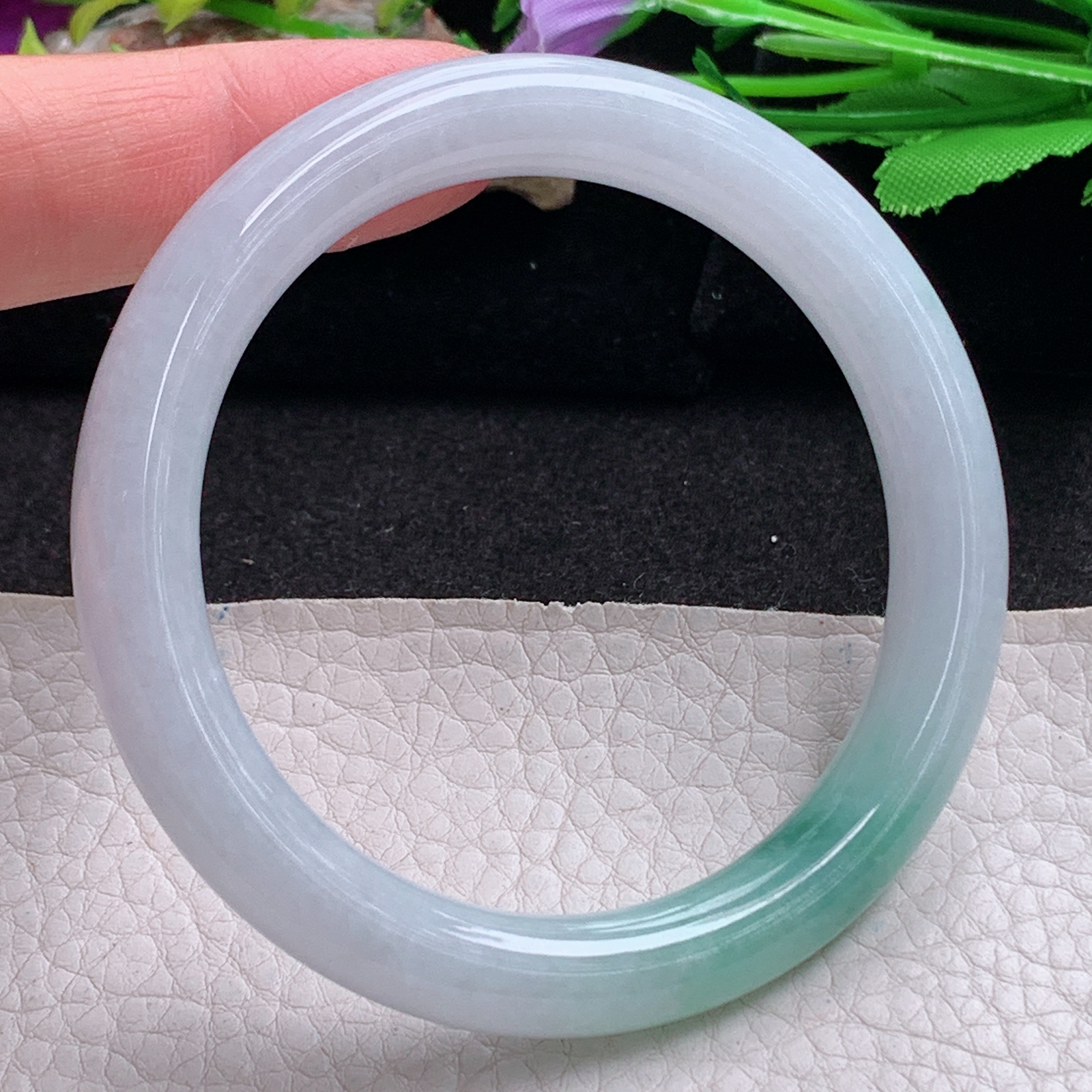 n实拍55*9美人镯 天然翡翠a货手镯水润飘花圆条正圈玉镯子