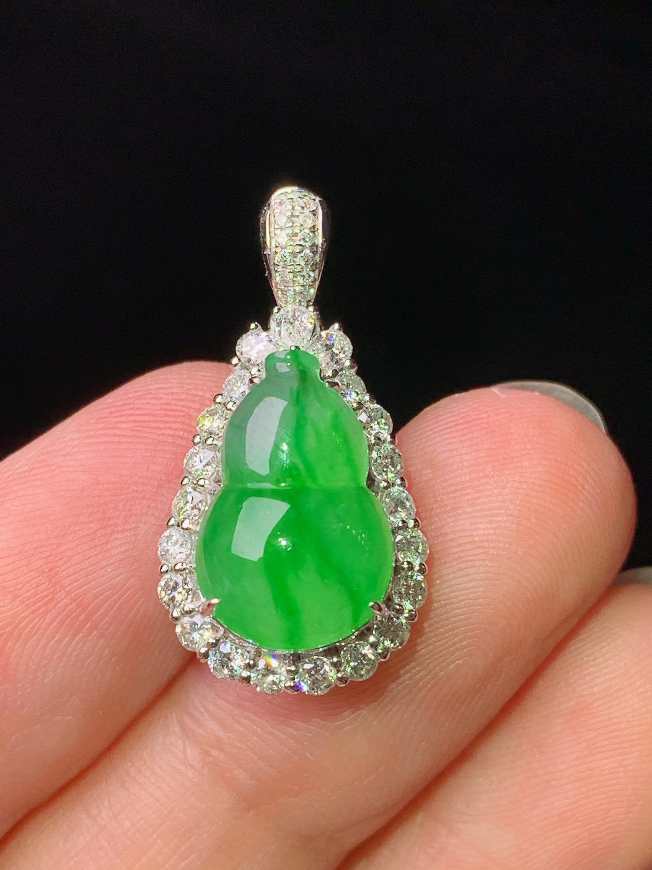 18k金钻镶嵌翠绿葫芦戒指吊坠两用款 玉质细腻 色泽艳丽清新 水润亮眼 圈口14.5 整体尺寸23.8*12.5*10.8m5