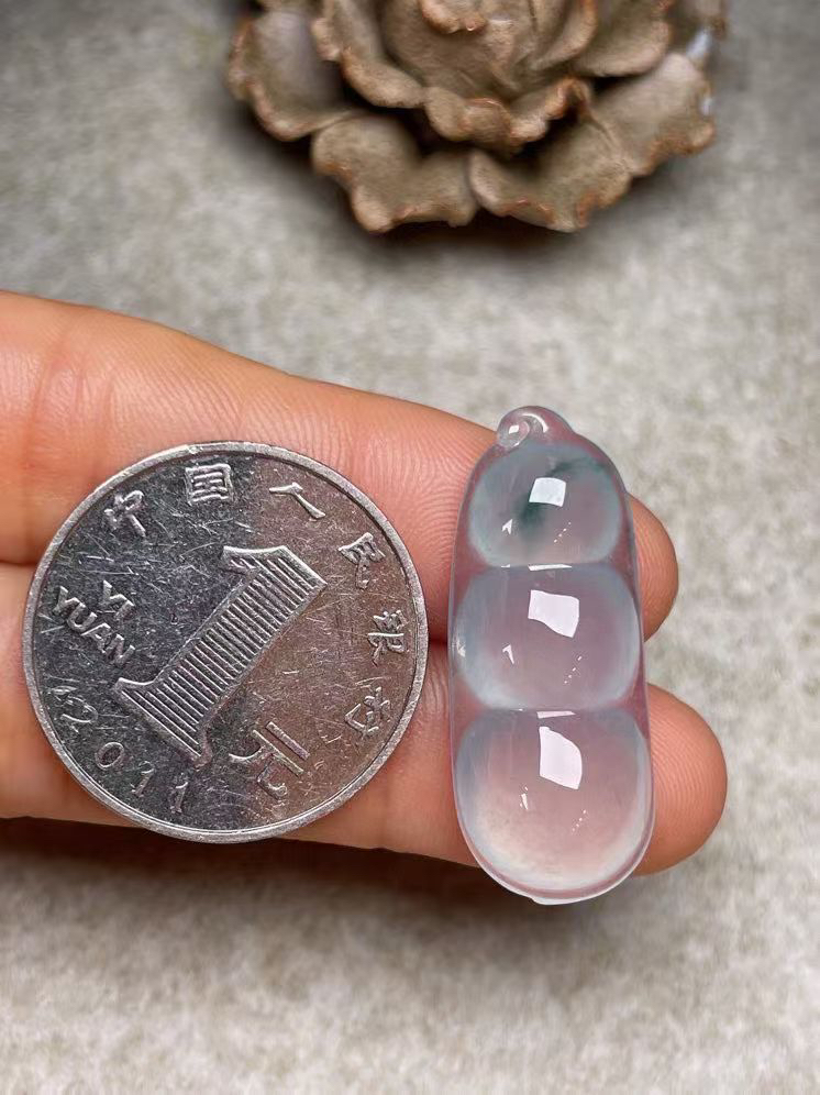 冰种飘花【福豆】吊坠，种水好，玉质细腻 ，卖相好‘