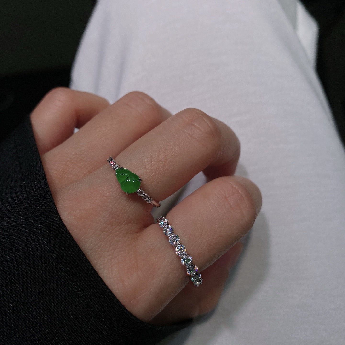 冰阳绿葫芦戒指 
好可爱！好精致！好饱满！
种水色形态都好！上手很有存在感
18k金镶嵌
尺寸如图一  实物更美～