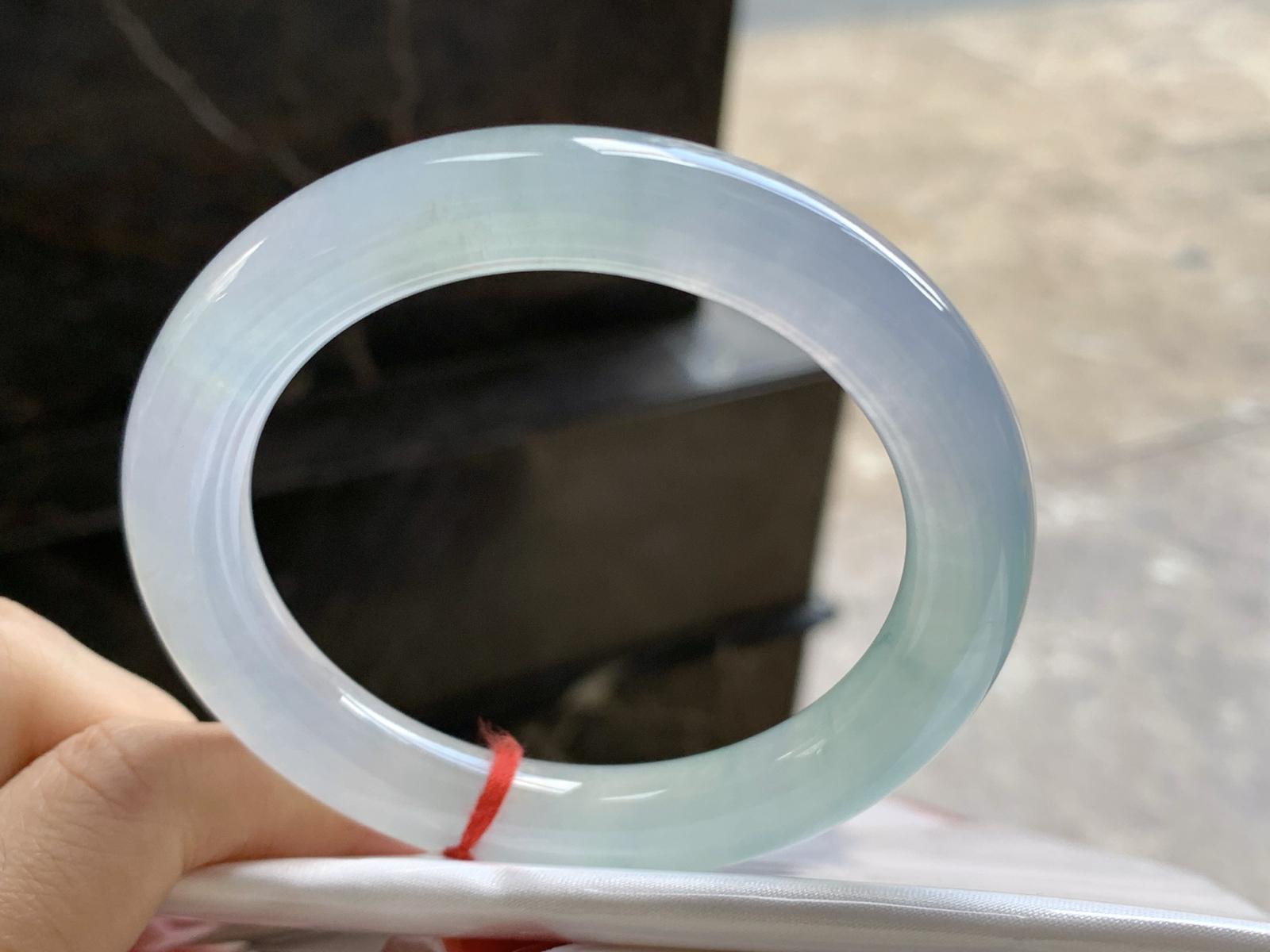 56.5-10.3

冰种圆条手镯^_^透亮