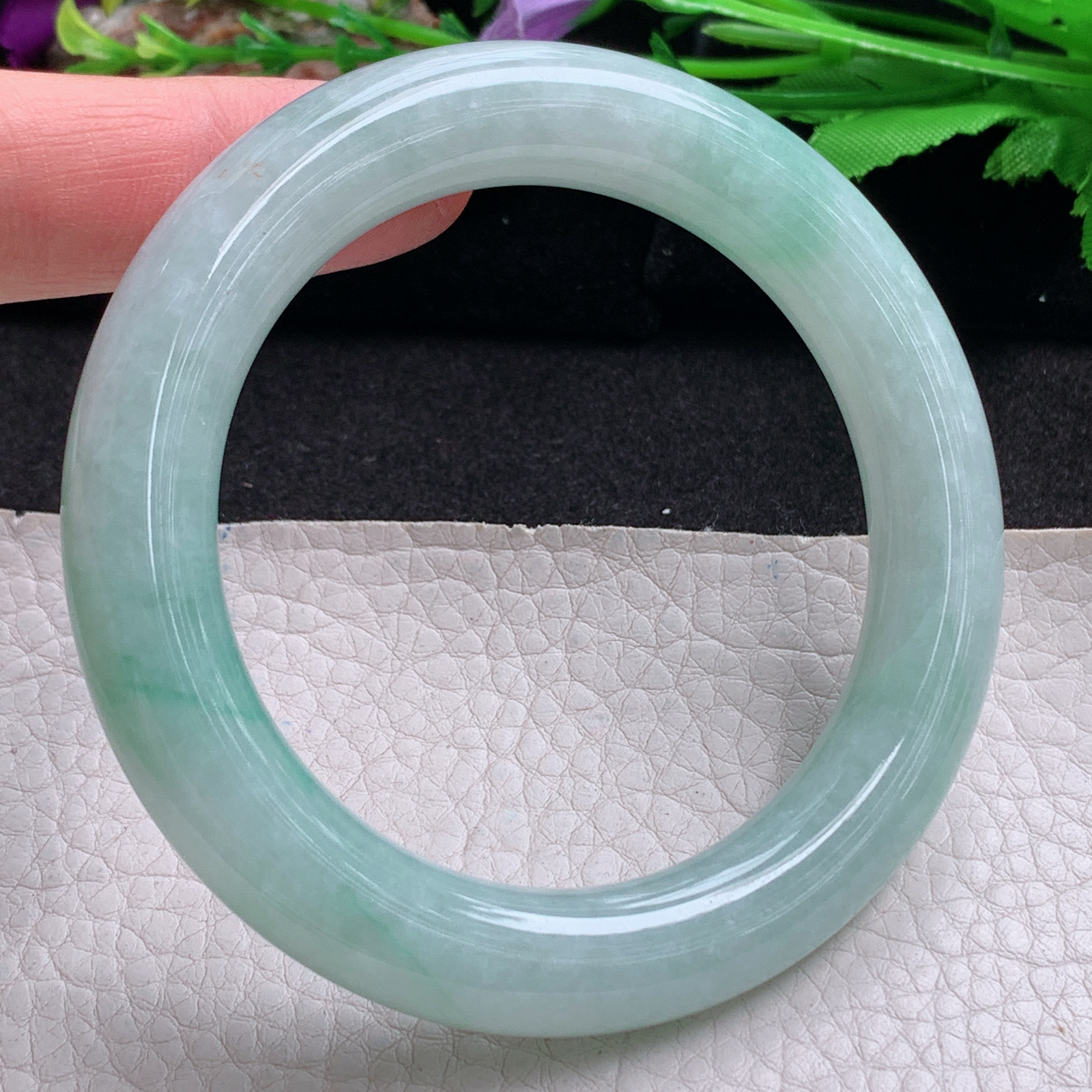 n实拍56*11*11.3美人镯 天然翡翠a货手镯飘绿大气圆条玉镯子