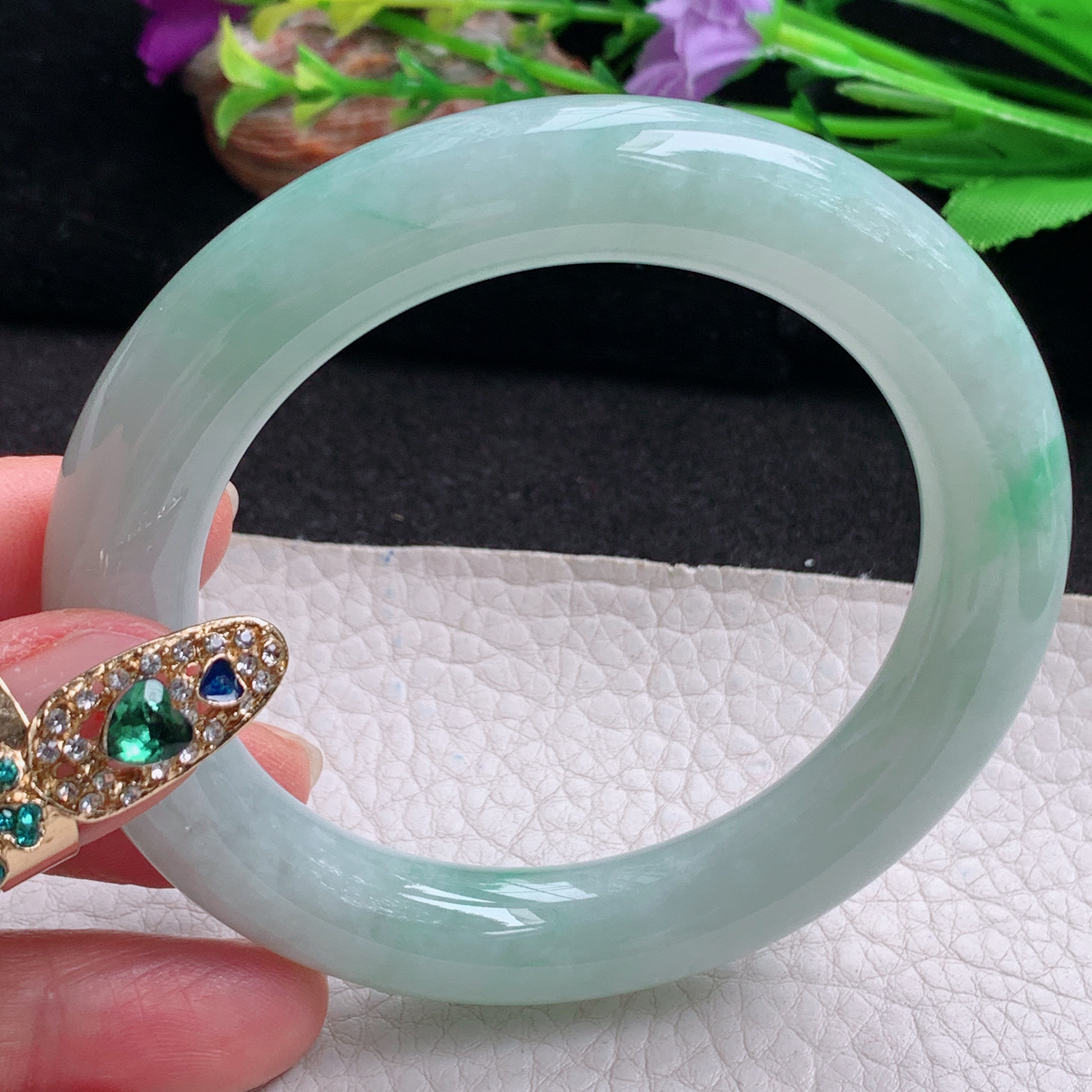 n实拍56*11*11.3美人镯 天然翡翠a货手镯飘绿大气圆条玉镯子