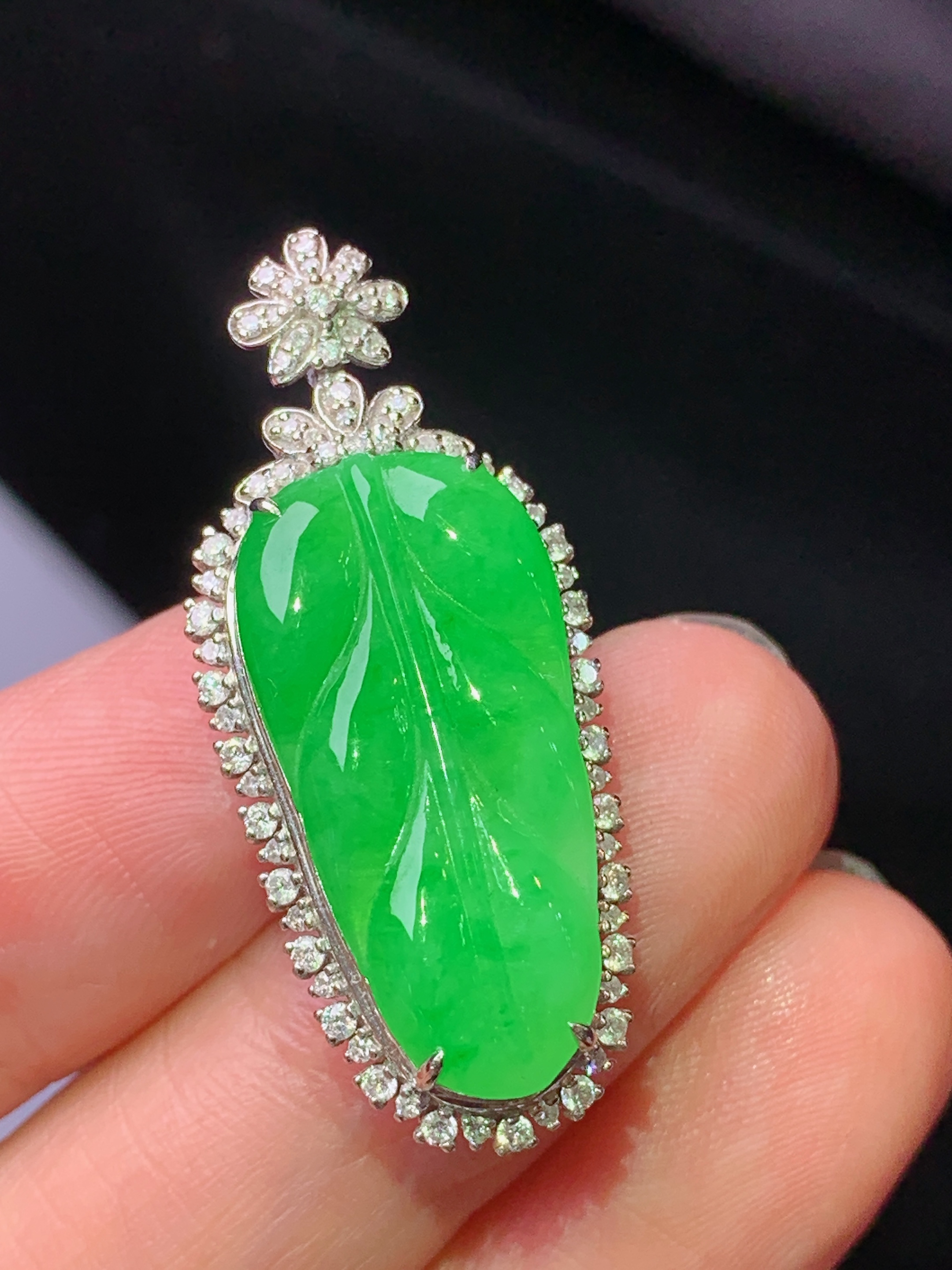 18k金钻镶嵌满绿树叶吊坠 玉质细腻 色泽艳丽清新 水润亮眼 整体尺寸34.6*14.6*8.8k1