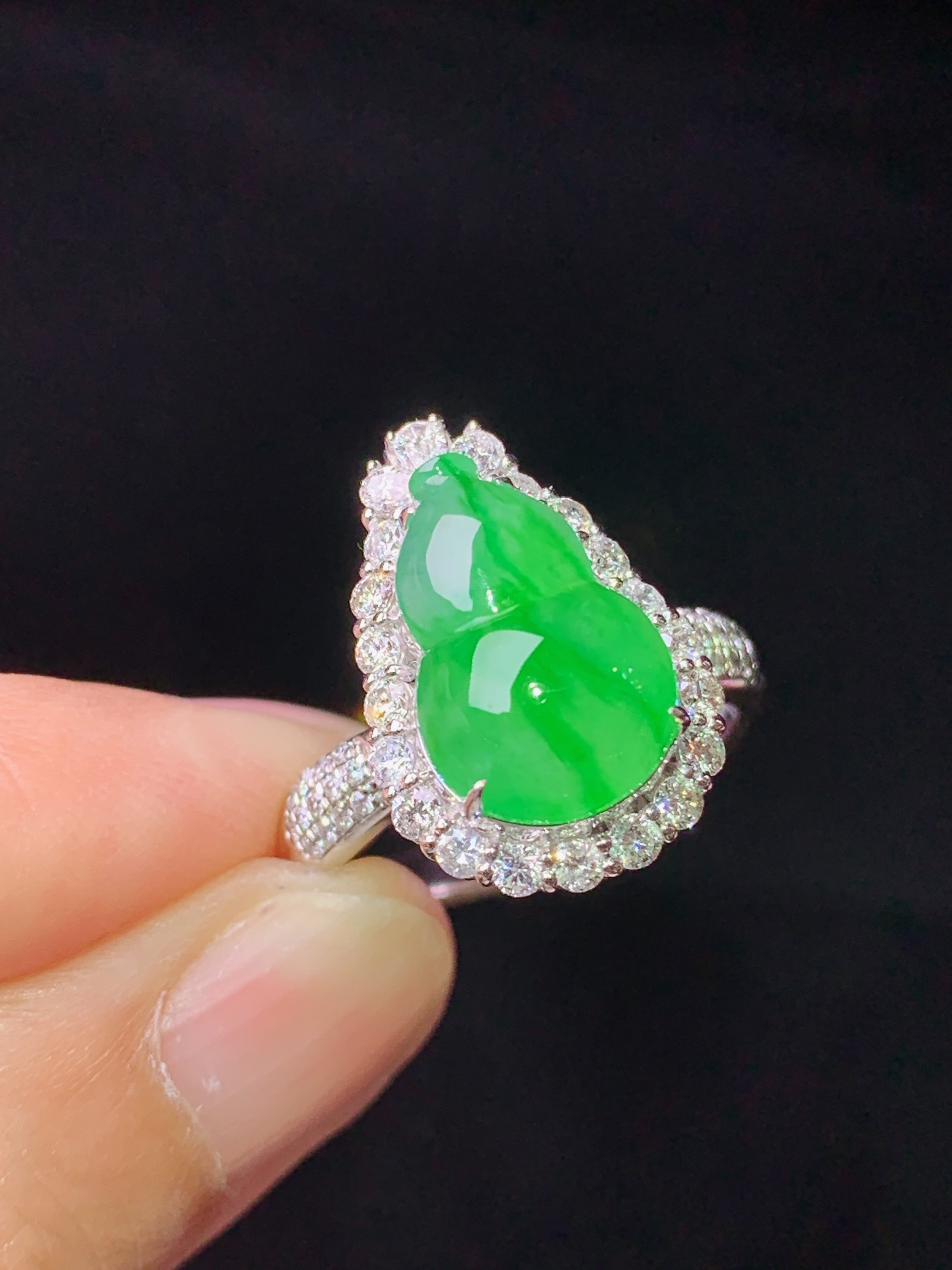 18k金钻镶嵌翠绿葫芦戒指吊坠两用款 玉质细腻 色泽艳丽清新 水润亮眼 圈口14.5 整体尺寸23.