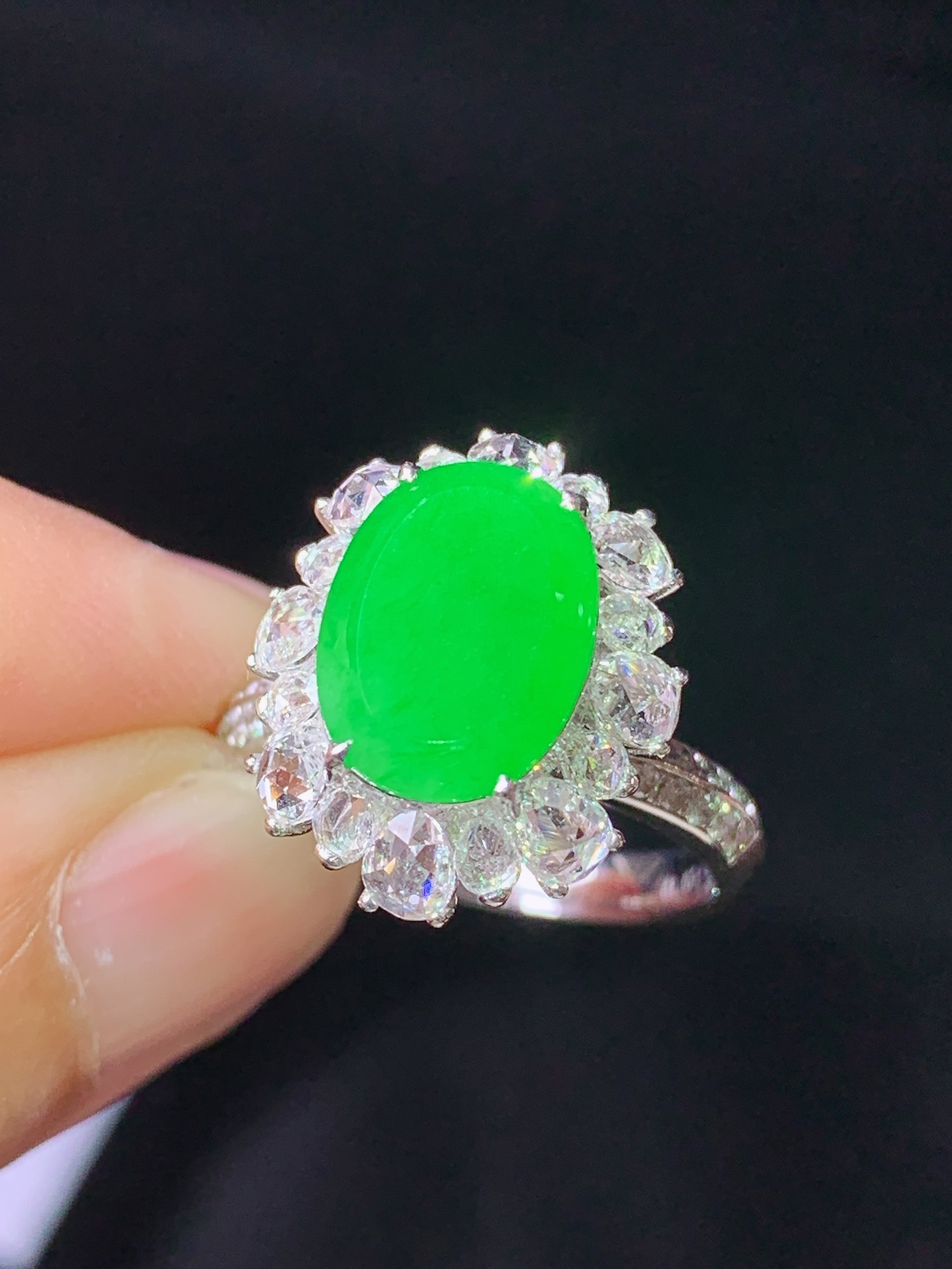 18k金钻镶嵌满绿蛋面戒指 玉质细腻 色泽艳丽清新 水润亮眼 圈口13.5 整体尺寸17*14*10.5m5