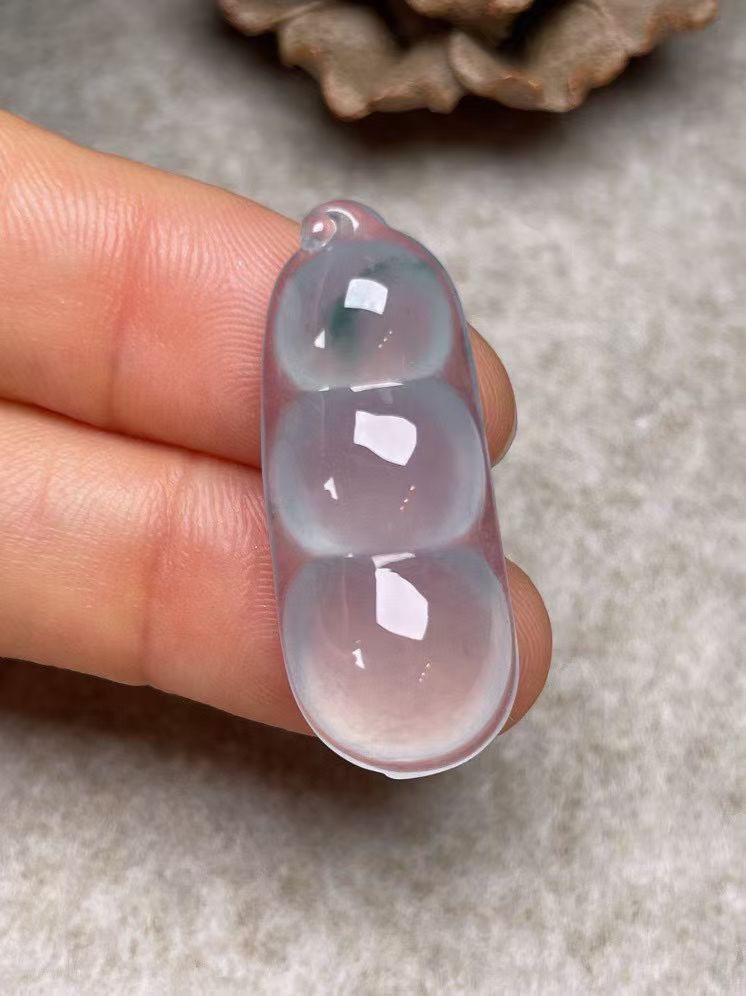 冰种飘花【福豆】吊坠，种水好，玉质细腻 ，卖相好‘