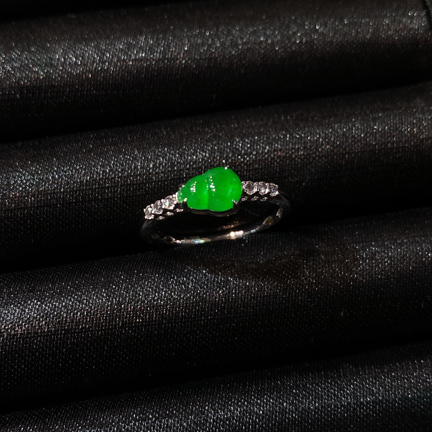 冰阳绿葫芦戒指 
好可爱！好精致！好饱满！
种水色形态都好！上手很有存在感
18k金镶嵌
尺寸如图一  实物更美～