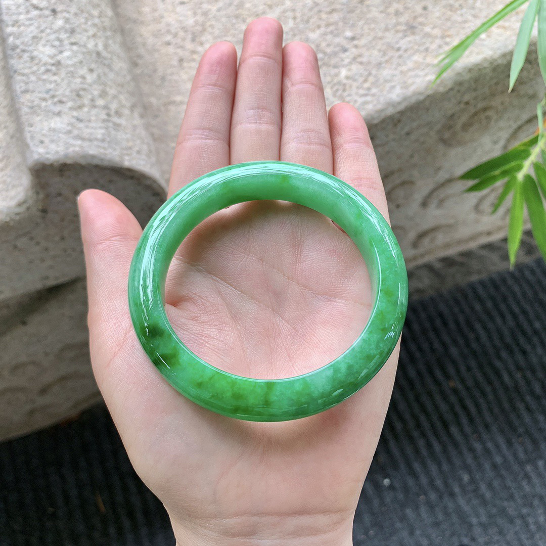 正圈55 56
【圈口】56/12/8.9
【描述】辣绿，满绿，水润，种老，无裂纹！