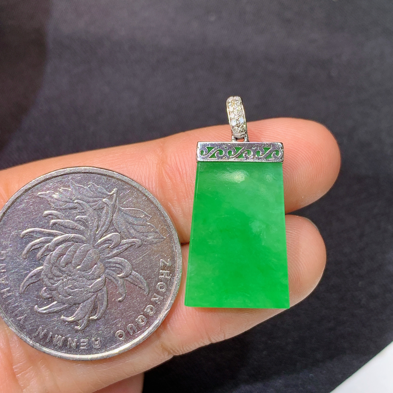 阳绿无事牌吊坠，18k金镶嵌，冰润色阳，种水足，Lh 尺寸26.2*12.8*3