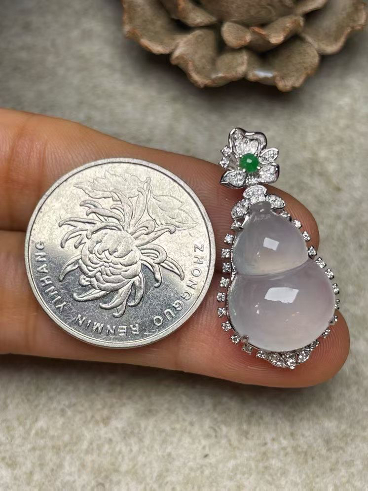 冰种葫芦吊坠、真金真钻镶嵌，种水好，玉质细腻 .裸石尺寸 18.6*13.2‘