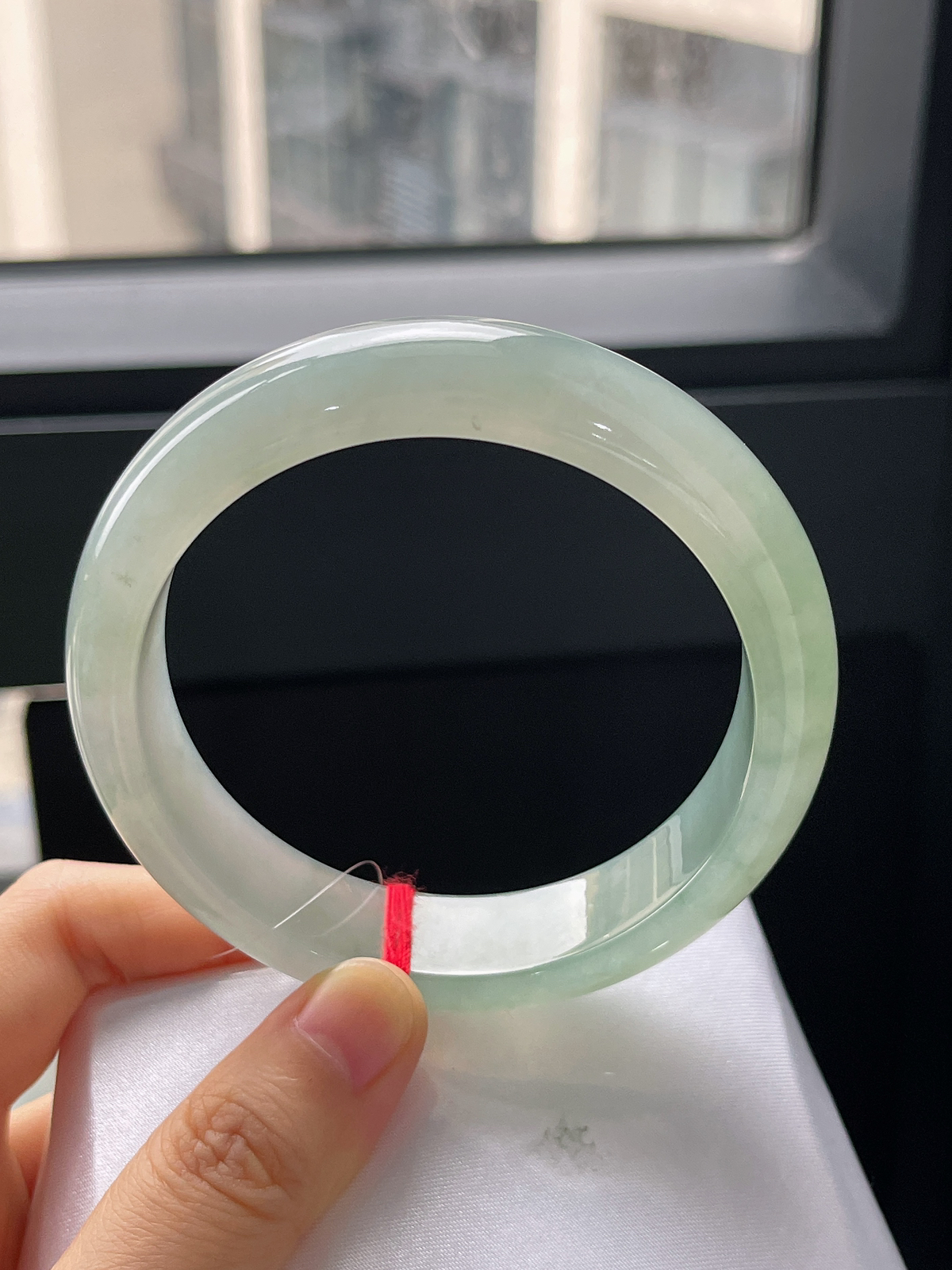 正圈60.8圈口，翡翠冰糯种淡绿色手镯