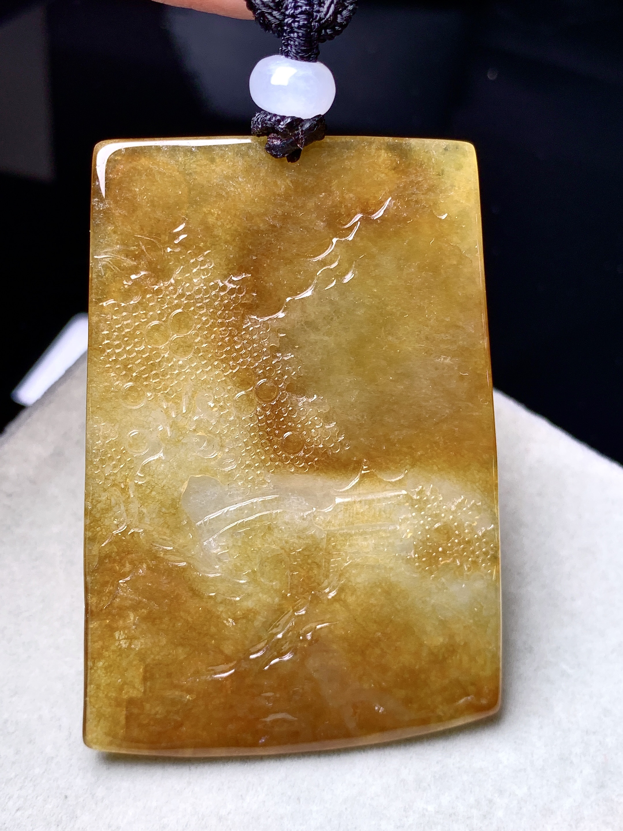 黄翡山水牌子吊坠 玉质细腻 色泽艳丽清新 水润亮眼 整体尺寸57.3*39.8*4.3L1