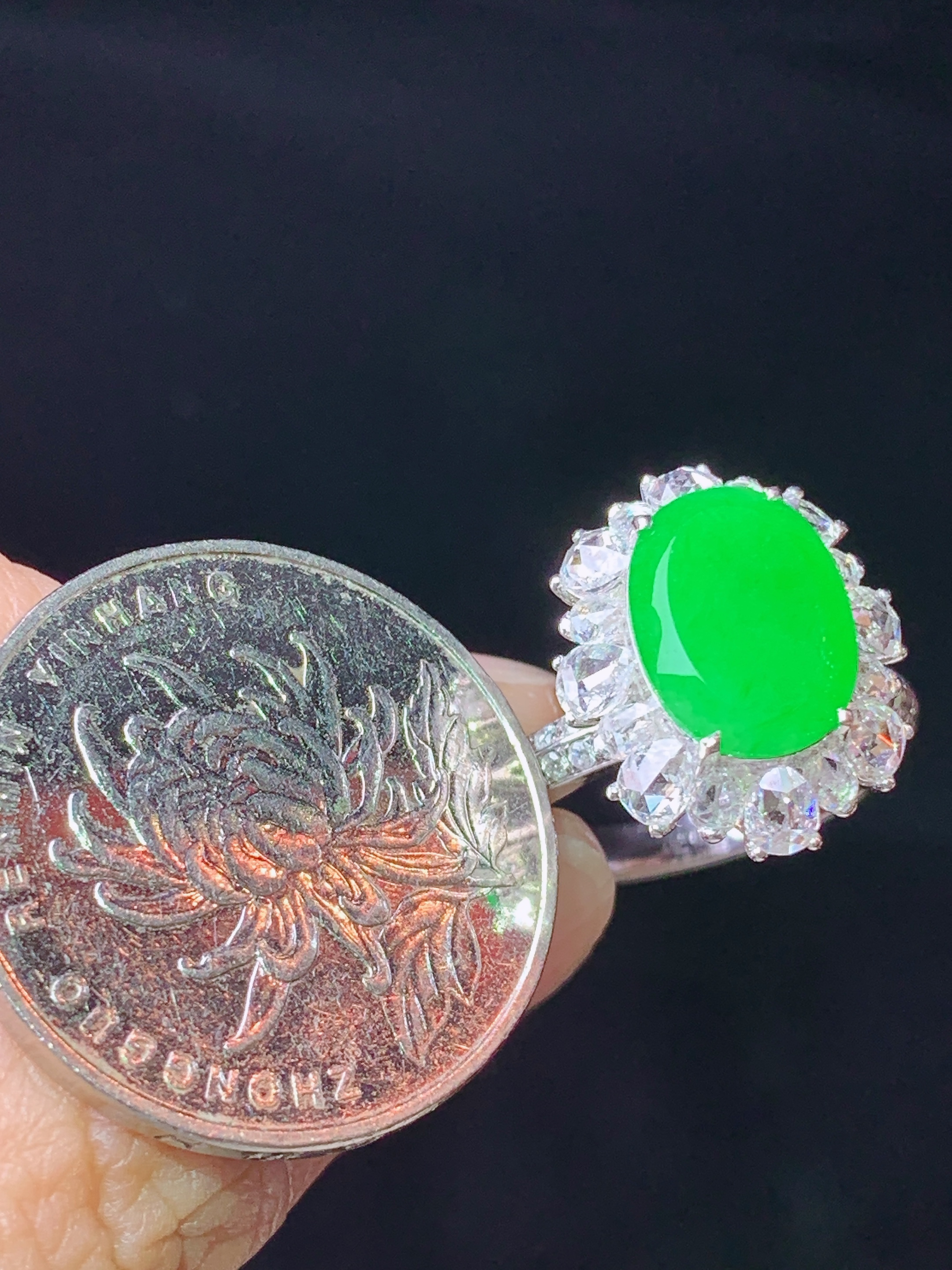 18k金钻镶嵌满绿蛋面戒指 玉质细腻 色泽艳丽清新 水润亮眼 圈口13.5 整体尺寸17*14*10.5m5